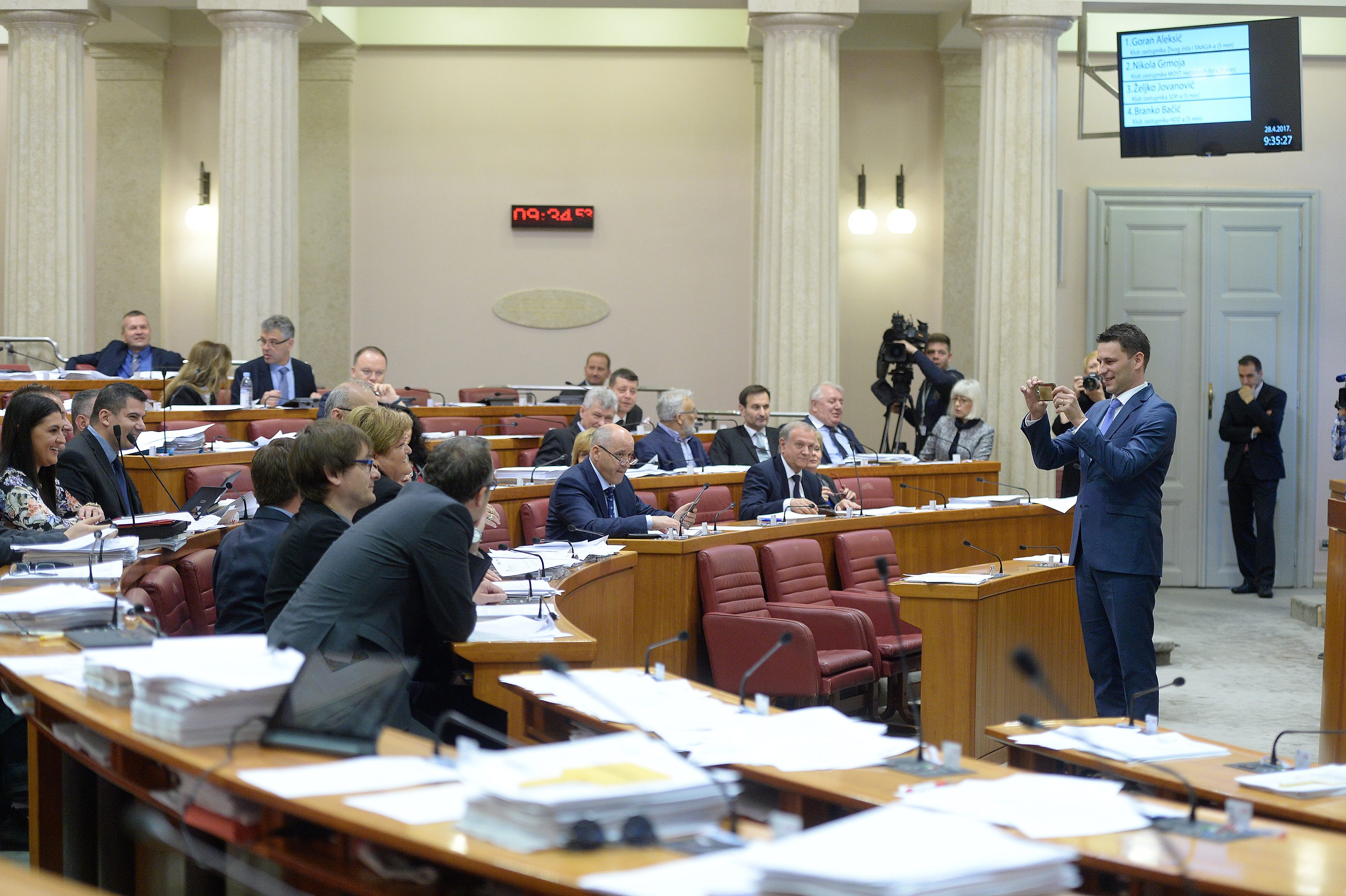 Na fotografiji: Božo Petrov predsjednik hrvatskog sabora fotografira zastupnike Mosta