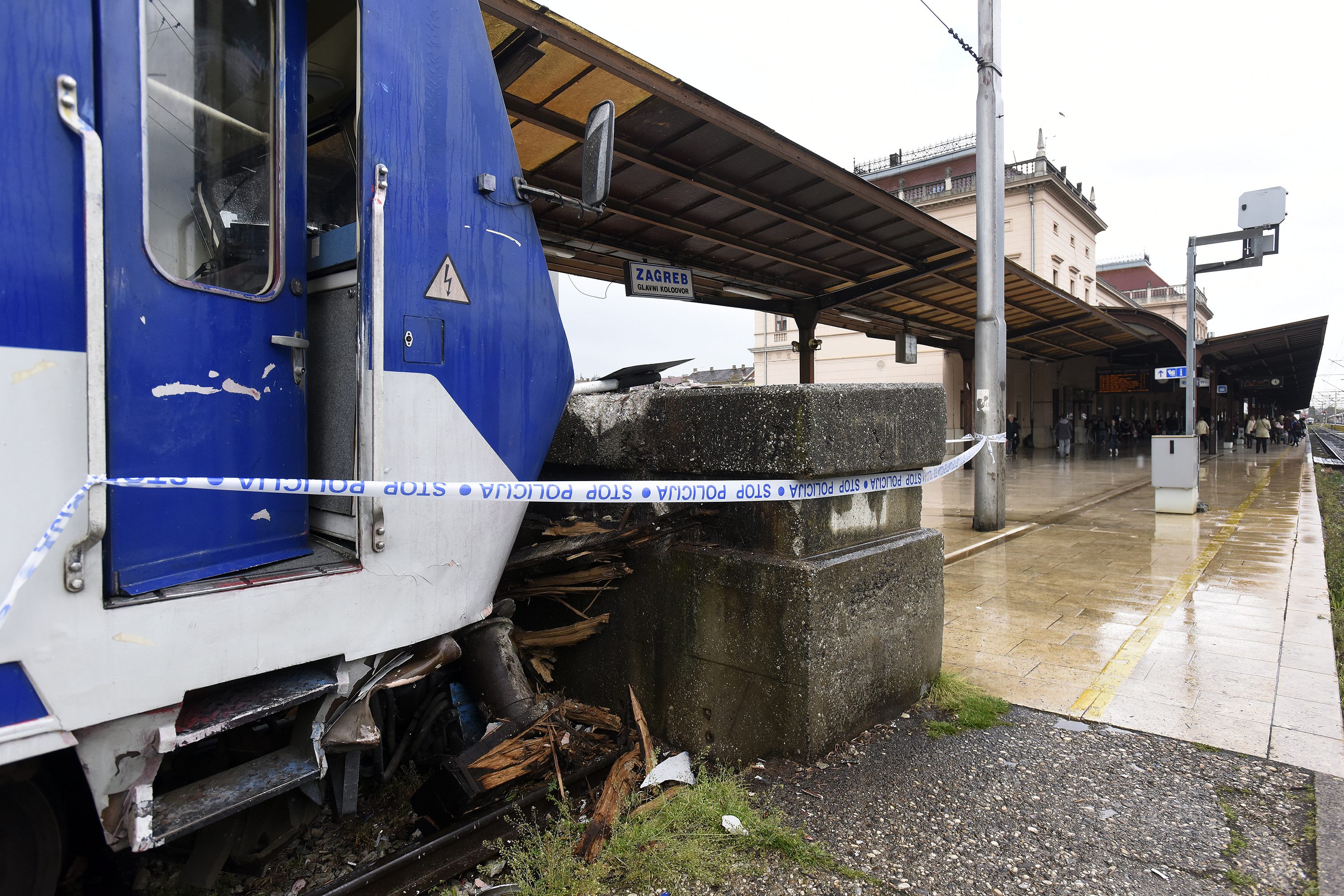 Nešto iza 16 sati putnički vlak koji je stizao na zagrebački Glavni kolodvor iz smjera istoka, iskočio je iz tračnica i zabio se betonski blok