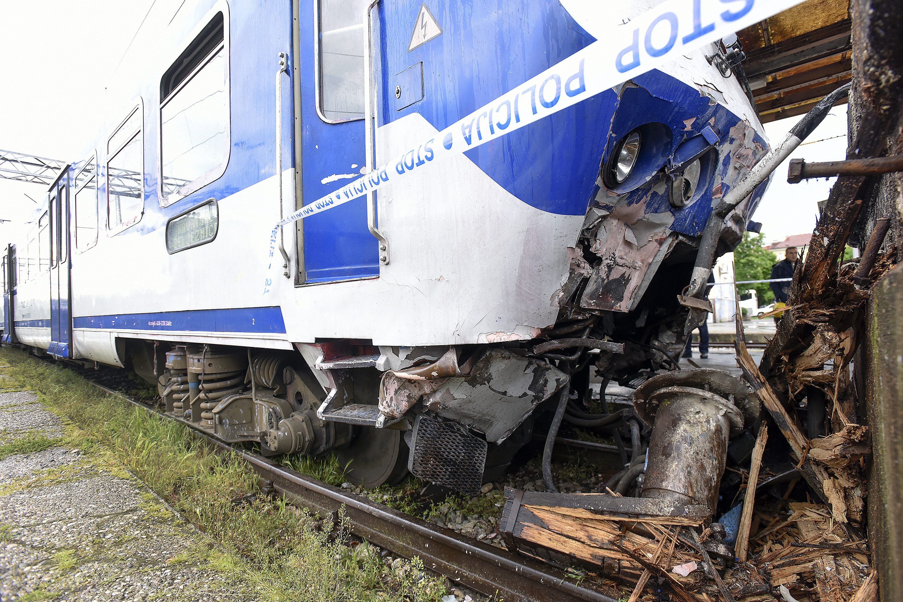 Nešto iza 16 sati putnički vlak koji je stizao na zagrebački Glavni kolodvor iz smjera istoka, iskočio je iz tračnica i zabio se betonski blok