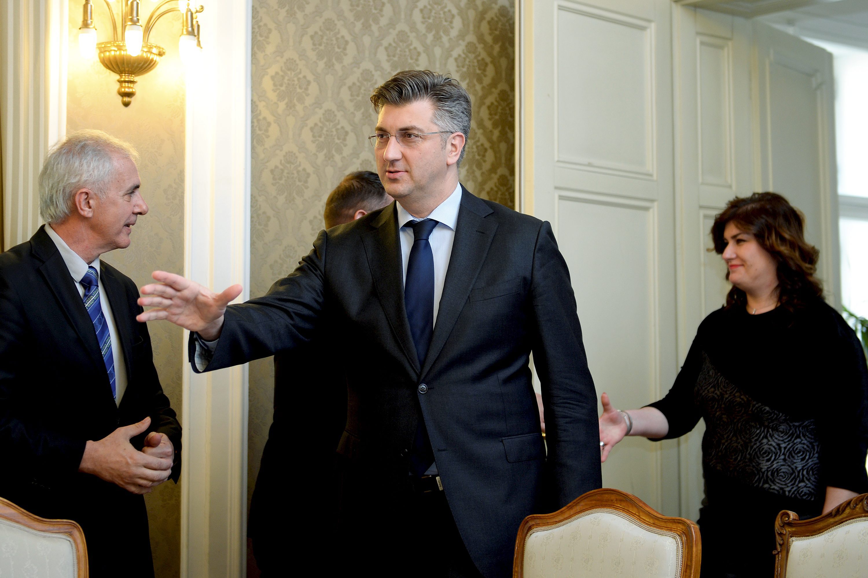 vlada_potpisivanje3-230317
