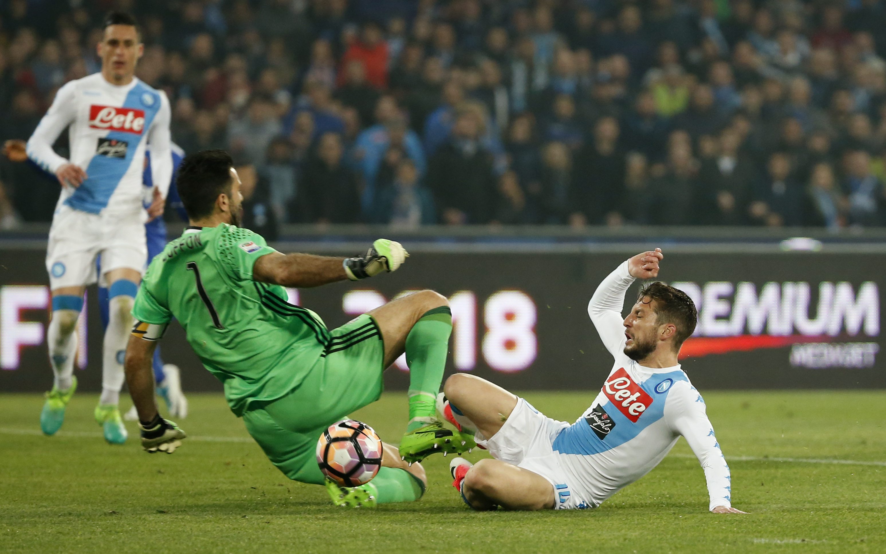 2017-04-02T201027Z_134165427_MT1ACI14773012_RTRMADP_3_SOCCER-ITALY