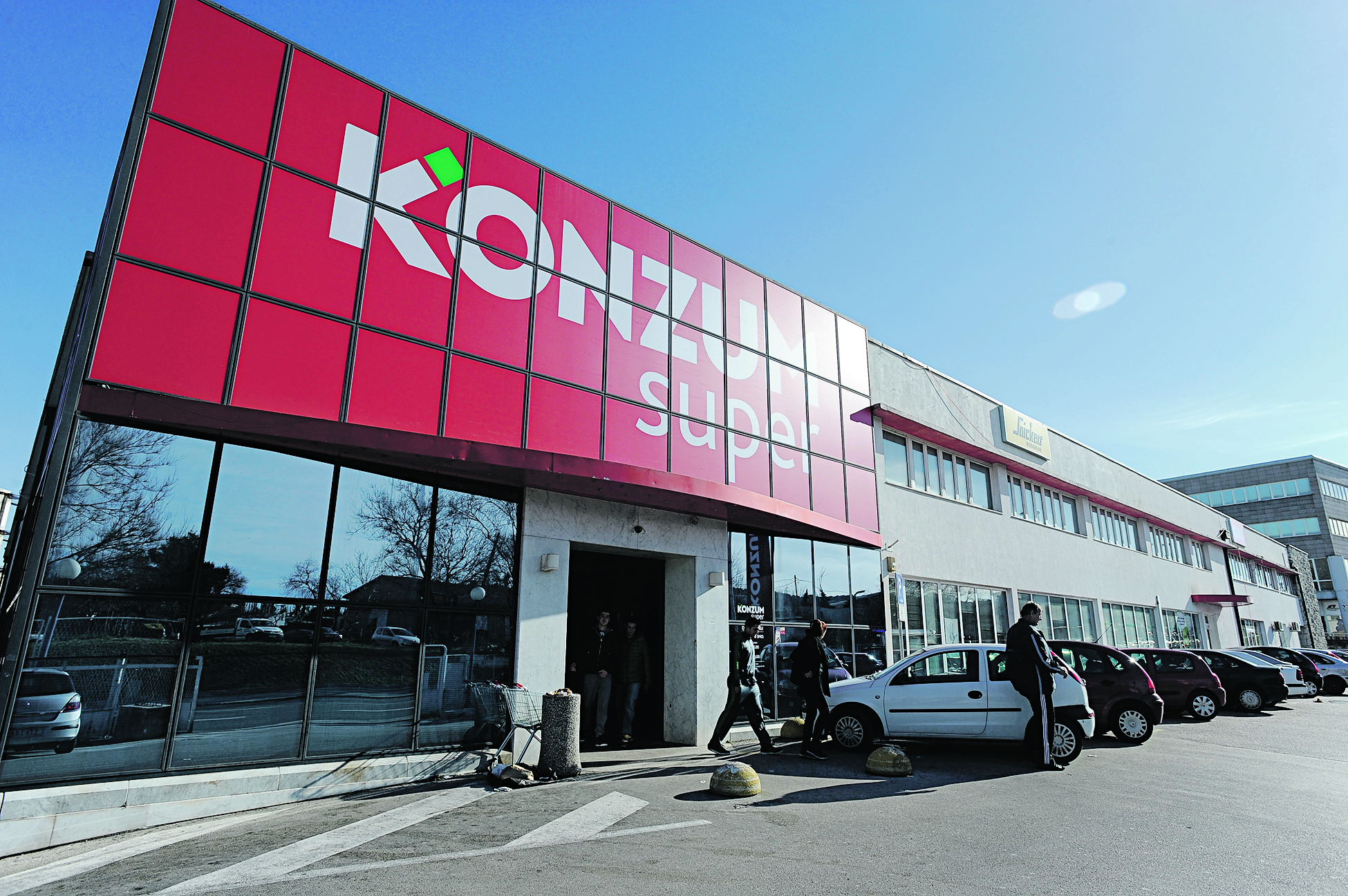 superkonzum-lora2-120115