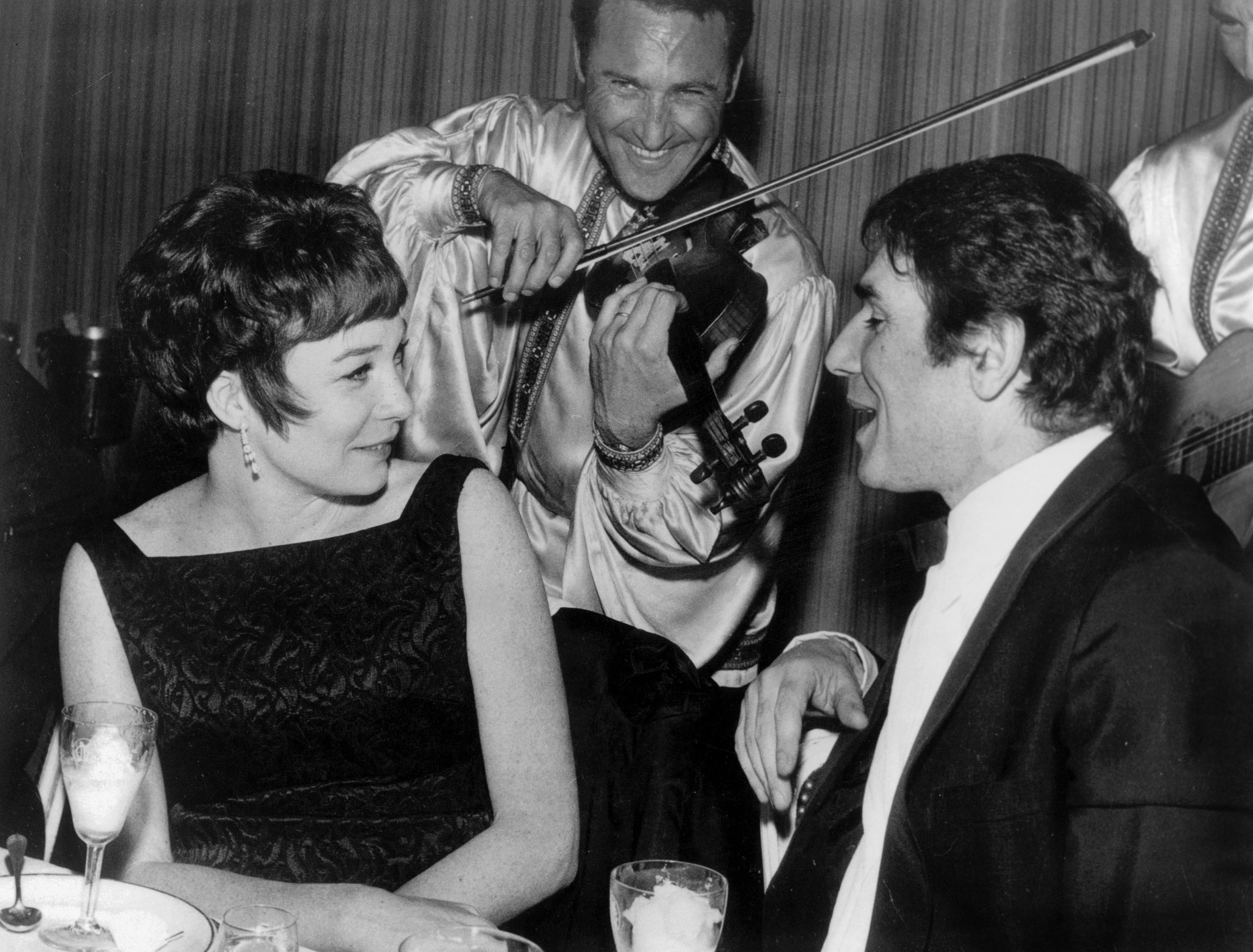 Bekim Fehmiu bio je tek drugi izbor za naslovnu ulogu u “Skupljačima perja”, no u Cannesu je šarmirao i Shirley MacLaine koja je bila članica ocjenjivačkog žirija