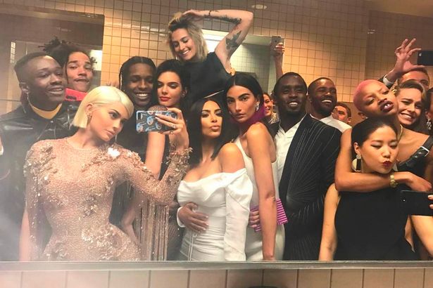 Kylie i Kim Kardashian znaju kako se namjestiti za slikanje