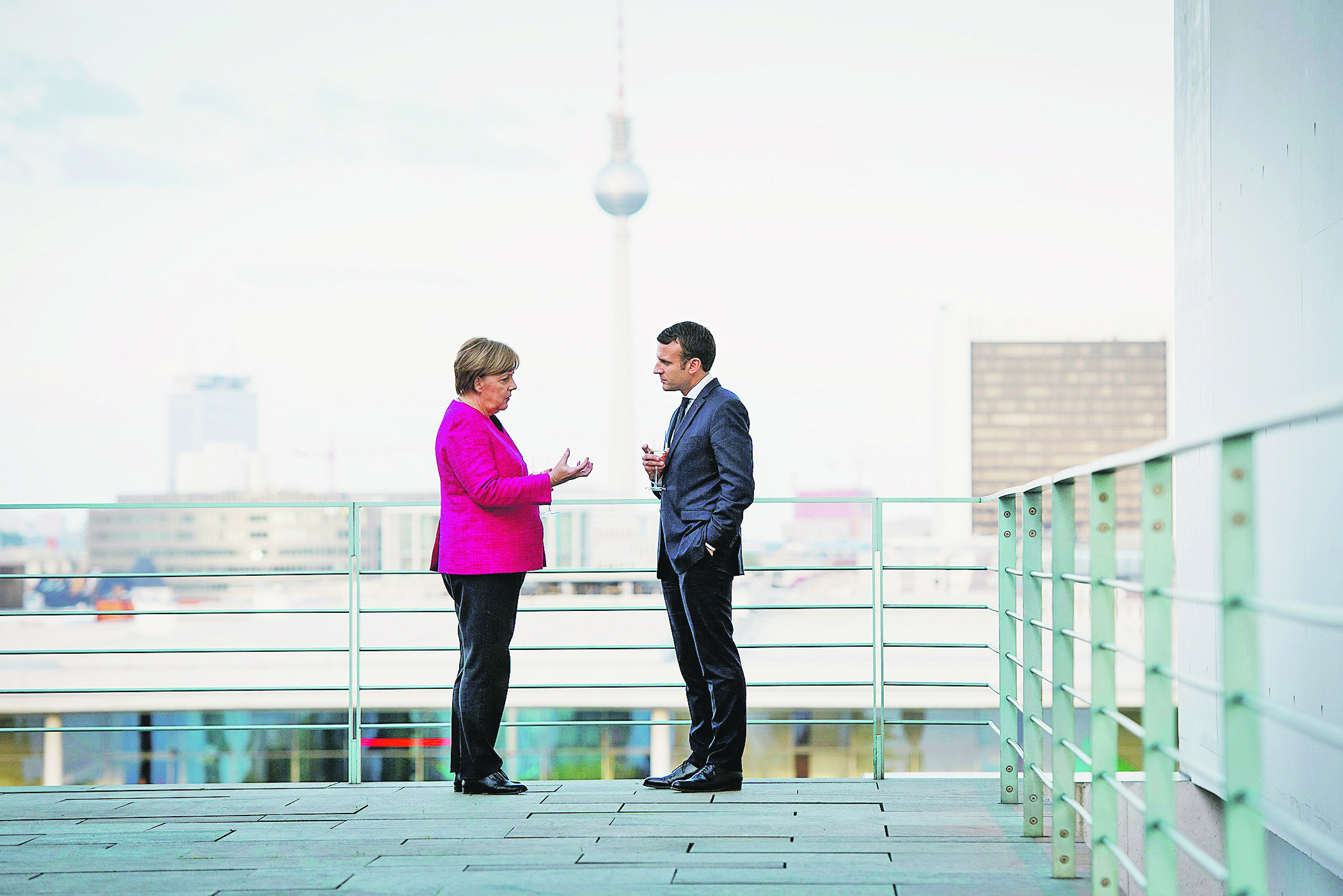 123807-158818-2017-05-16T025712Z_588908318_RC1507554B20_RTRMADP_3_GERMANY-FRANCE-LEADERS