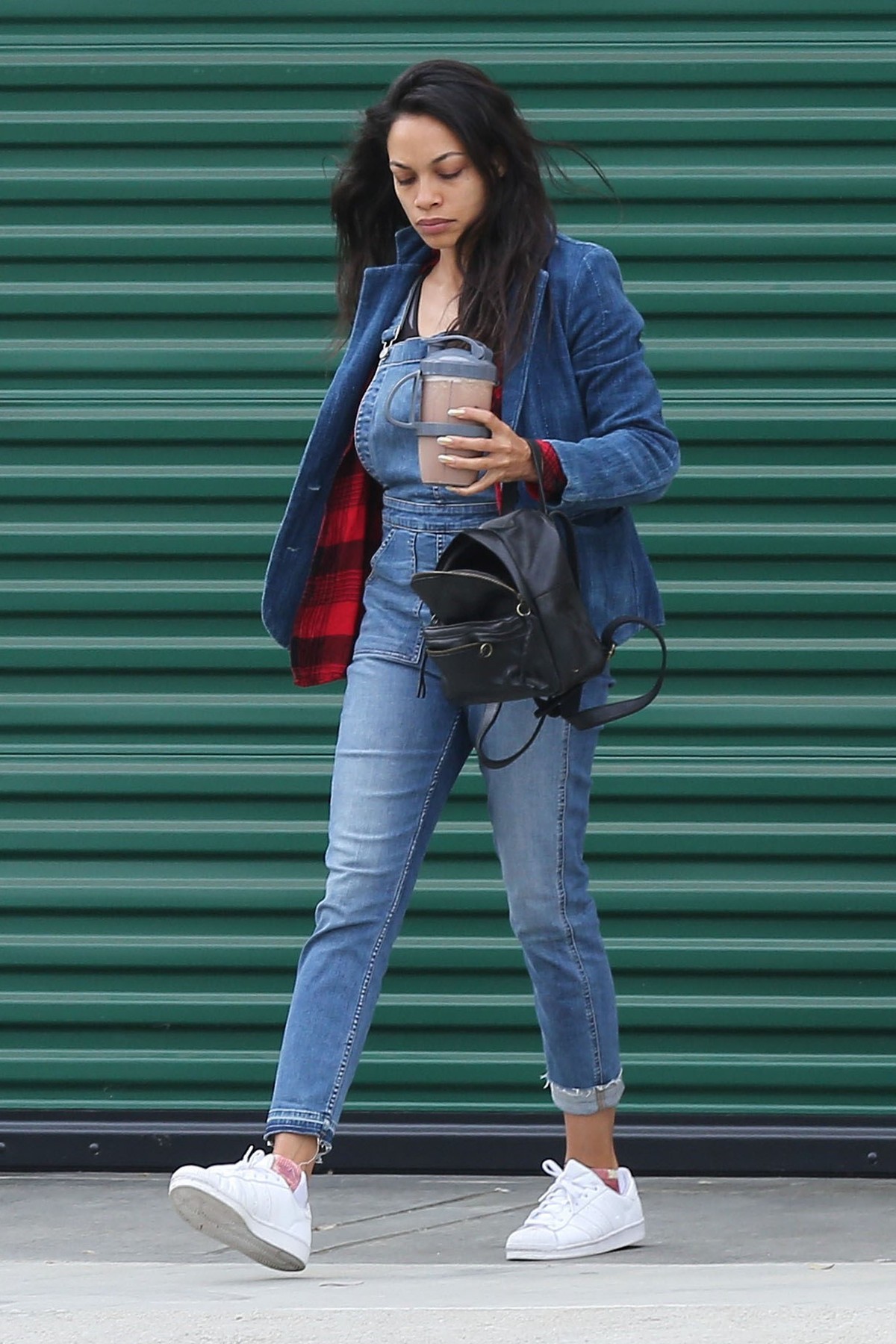 Rosario Dawson snimljena u srijedu ispred svog doma u LA-u