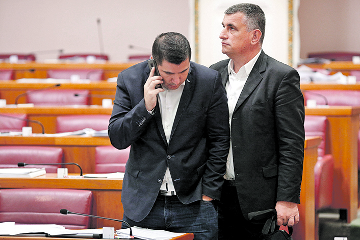 Ceka se zavrsetak sjednice Odbora za Ustav