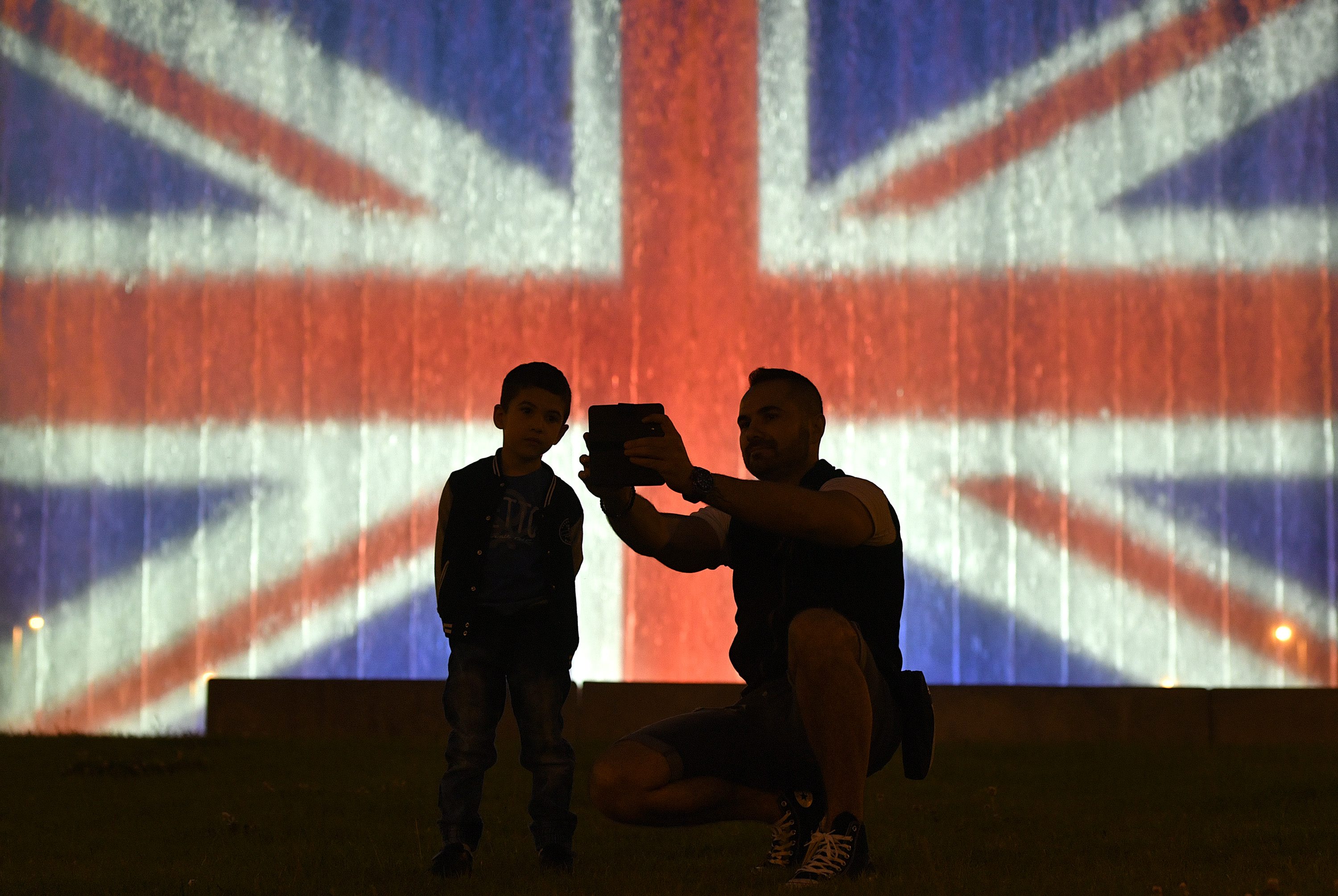 Zagrebačke fontane osvjetljene bojama britanske zastave u spomen žrtvama terorizma u Manchesteru