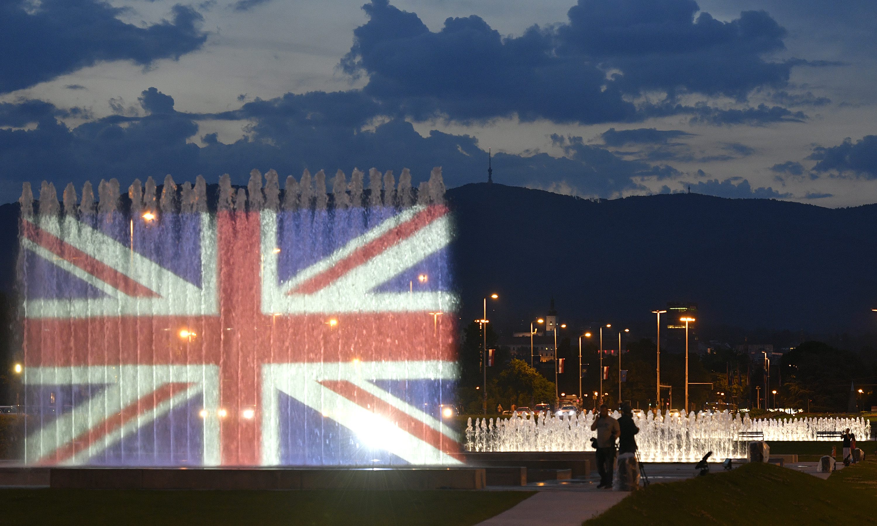 Zagrebačke fontane osvjetljene bojama britanske zastave u spomen žrtvama terorizma u Manchesteru