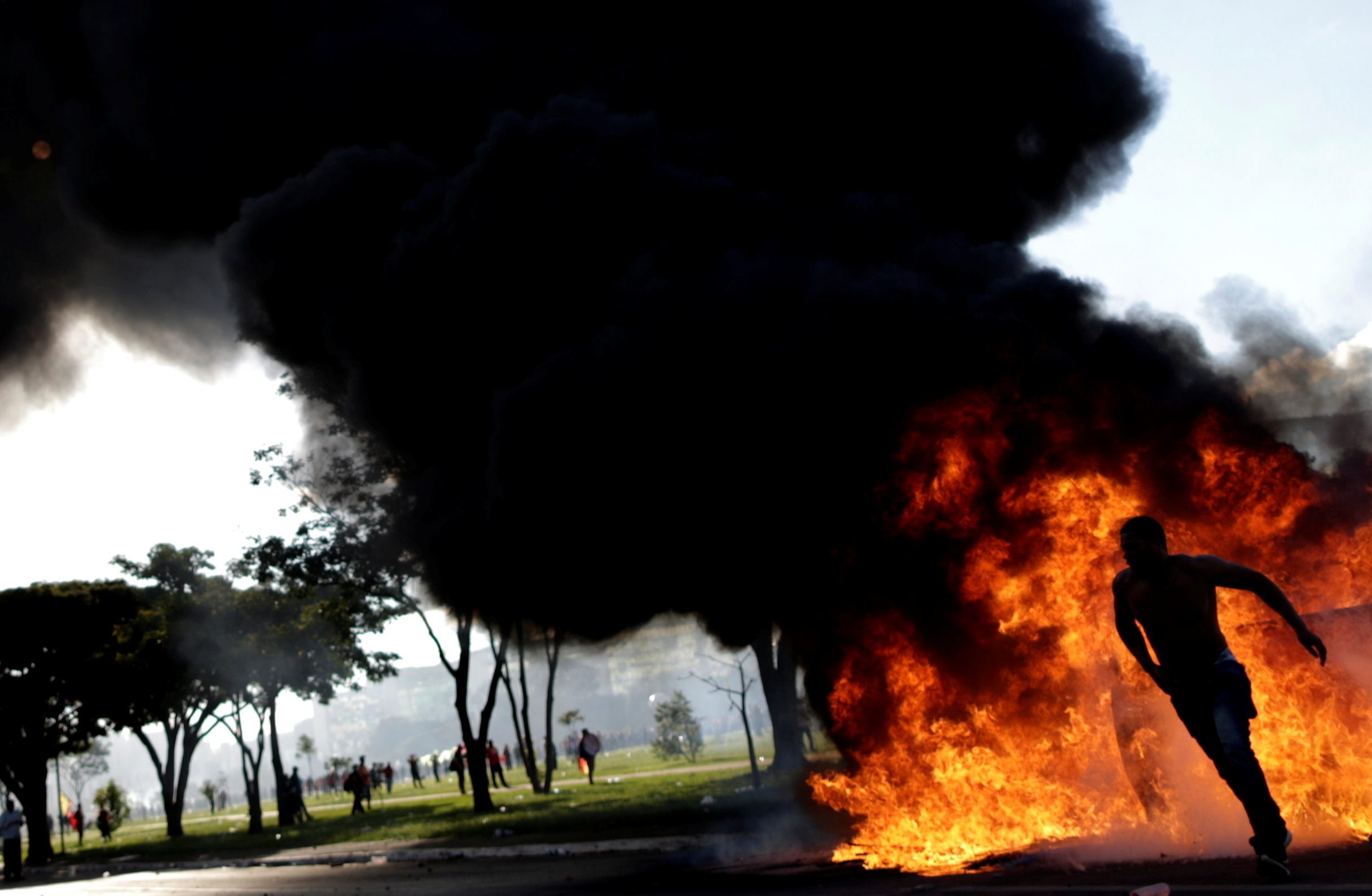 2017-05-24T200446Z_525759656_RC14C78EC3B0_RTRMADP_3_BRAZIL-CORRUPTION-PROTEST