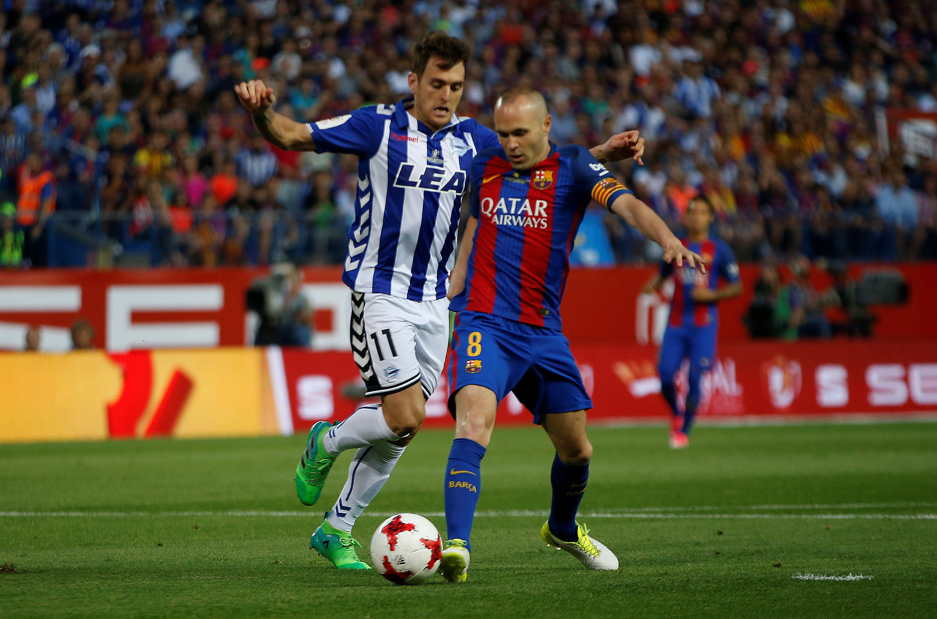 2017-05-27T200219Z_1797720245_RC1E7AB18AA0_RTRMADP_3_SOCCER-SPAIN-FCB-ALV