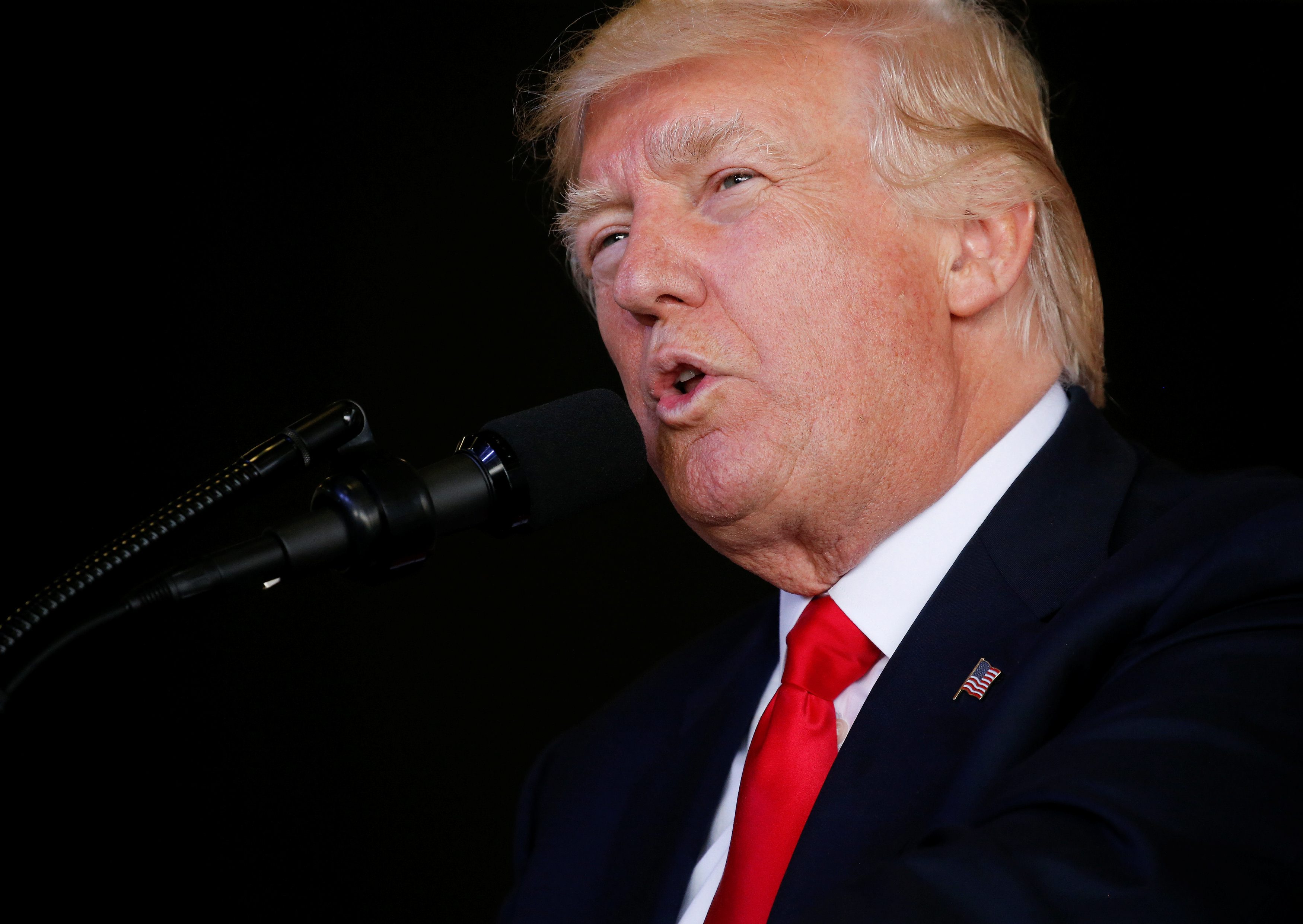 2017-05-27T155653Z_276973460_RC19203586B0_RTRMADP_3_USA-TRUMP-ITALY