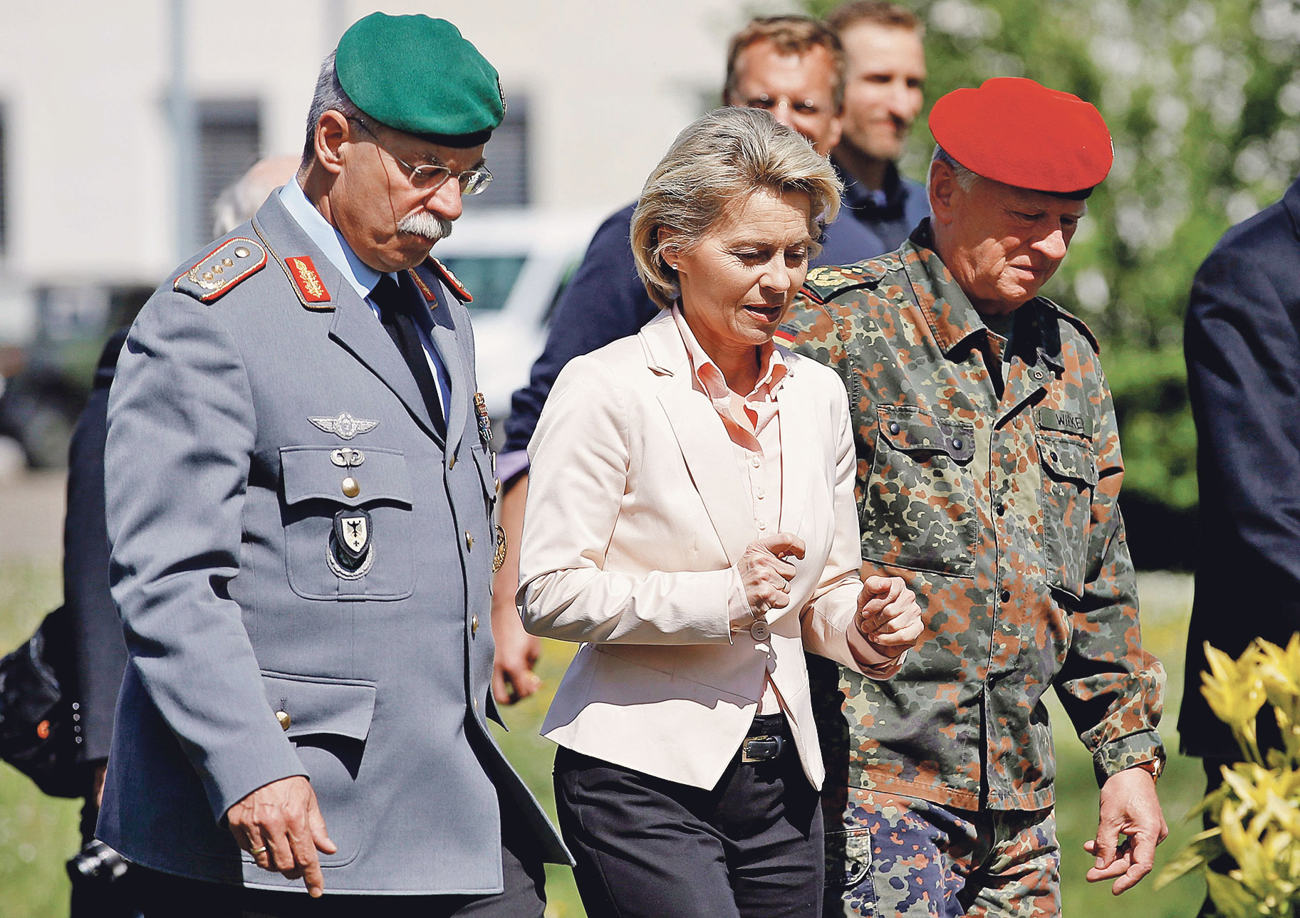 Ursula von der Leyen (u sredini)
