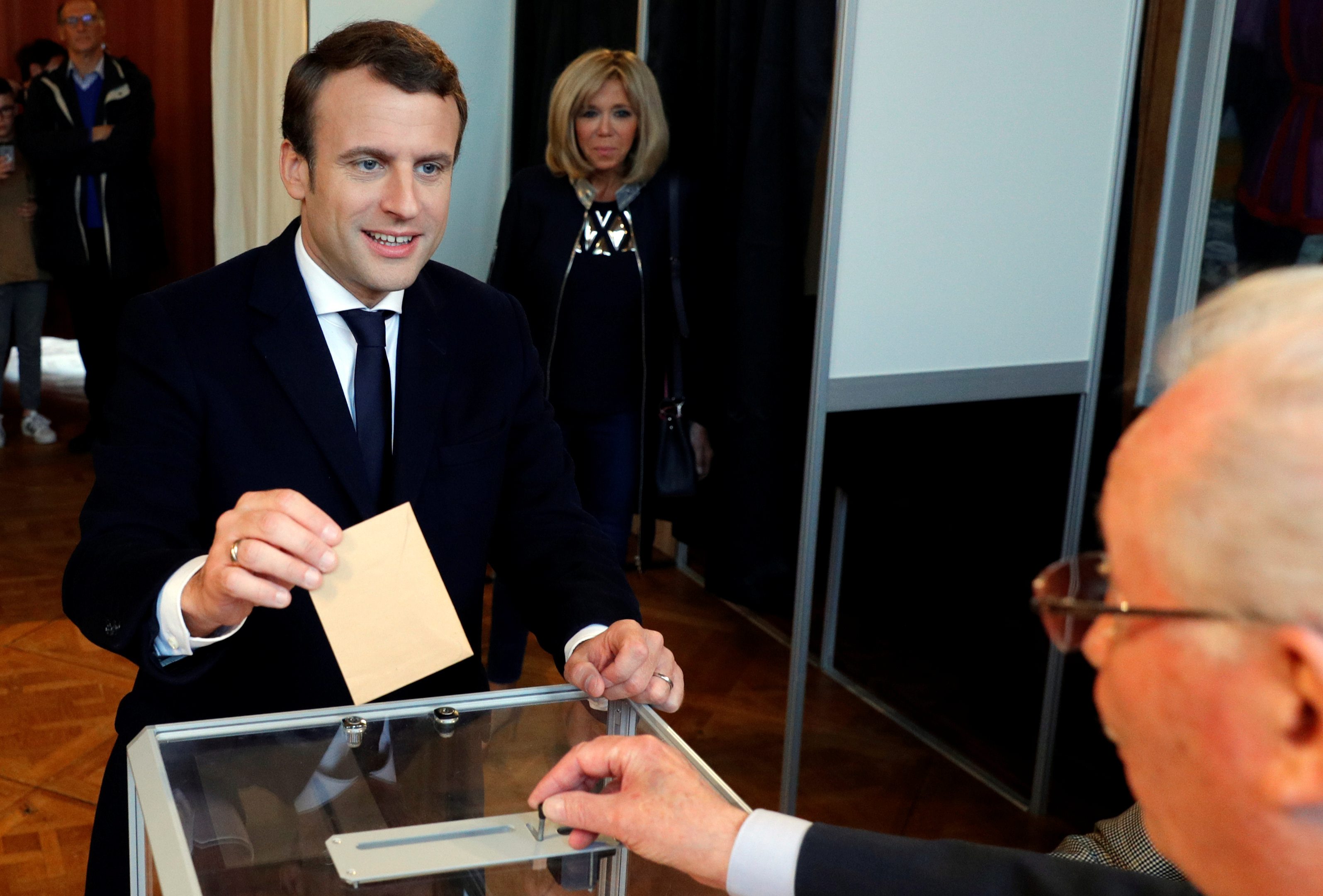 2017-05-07T112147Z_570453756_RC167CBCB8F0_RTRMADP_3_FRANCE-ELECTION-MACRON