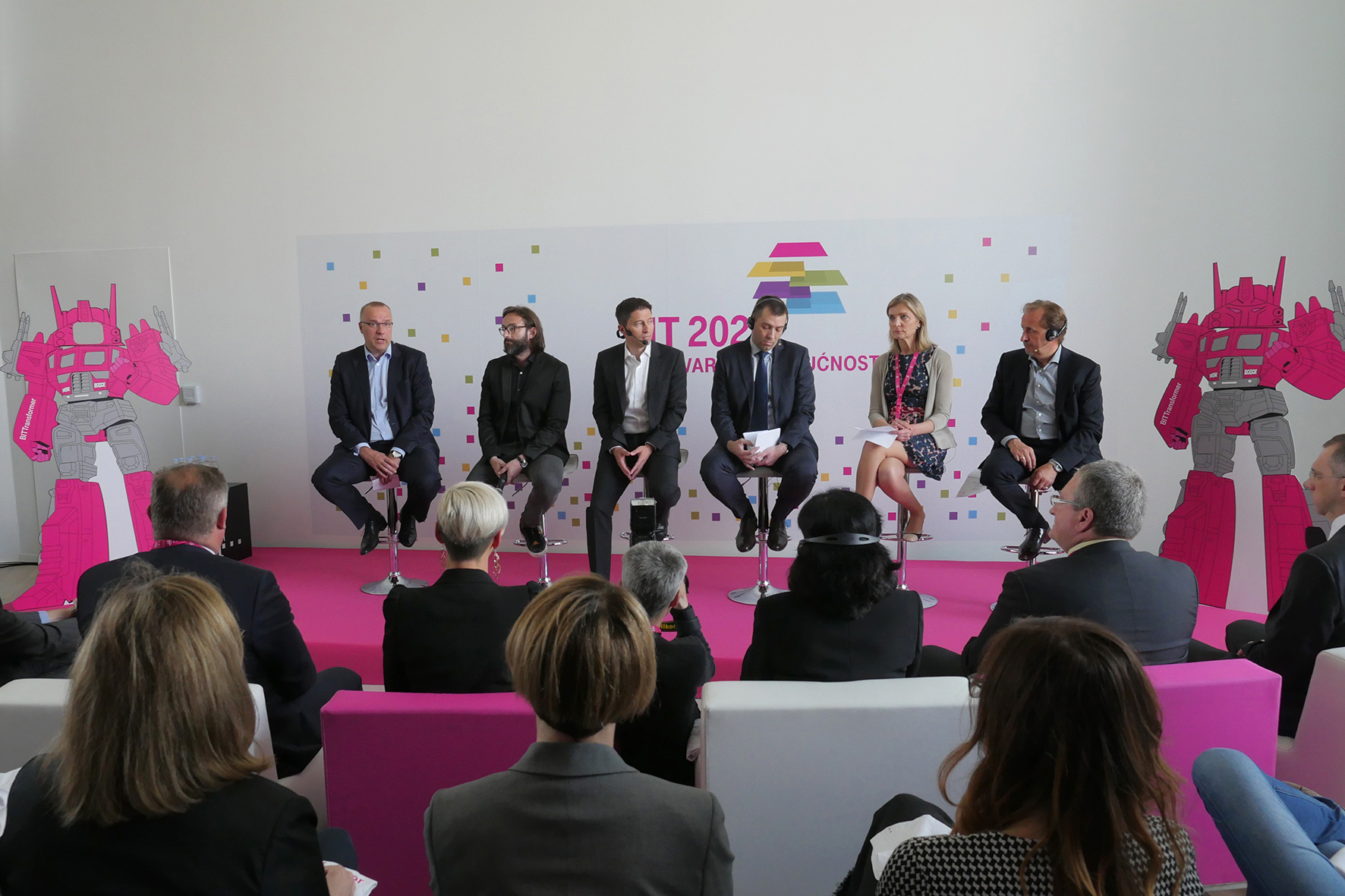 Davor Tomašković, predsjednik Uprave HT-a, Boris Drilo, član Uprave HT-a i glavni direktor za tehniku i informacijske tehnologije, Boris Batelić, član Uprave HT-a i glavni direktor za korisničko iskustvo, Mariusz Lasek, predsjednik Uprave Comarch Technologies, Dragica Boca, potpredsjednica IBM globalnih poslovnih usluga, i Juergen Reinhardt, potpredsjednik Netcrackera