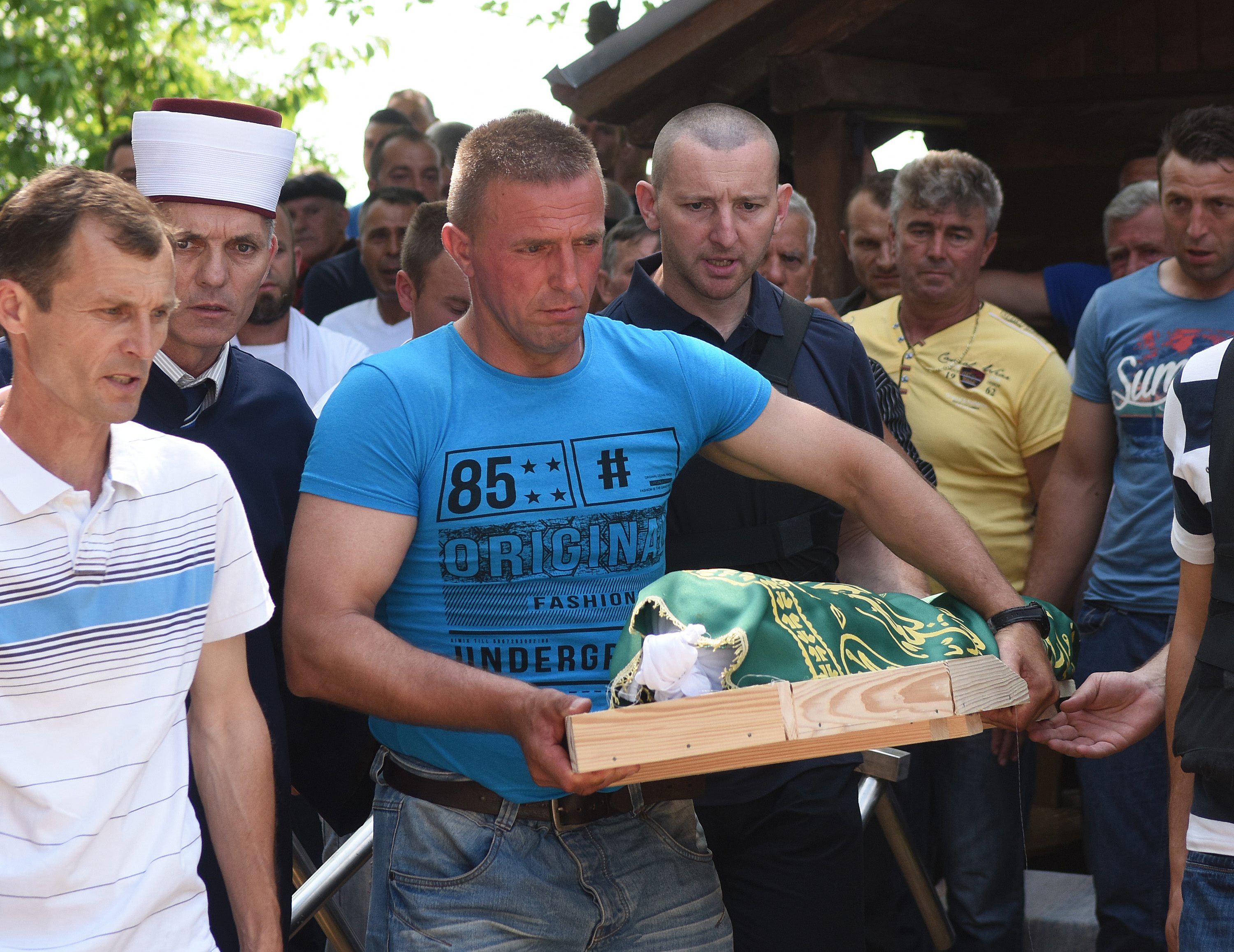 Na fotografiji: Tijelo Denisa Pašića nosi njegov otac Rašid