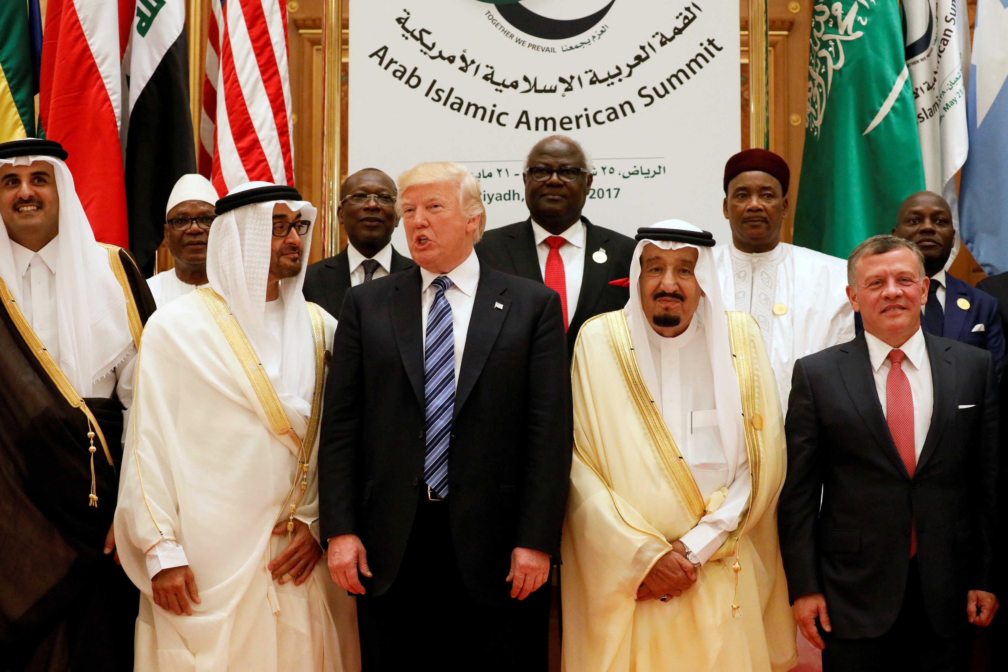 U prvom redu (s lijeva na desno): katarski emir Tamim bin Hamad al-Thani, princ prestolonasljednik UAE šeik Muhamed bin Zajed al-Nahjan, predsjednik SAD-a Donald Trump, kralj Saudijske Arabije Salman bin Abdulaziz al-Saud, jordanski kralj Abdulah II.