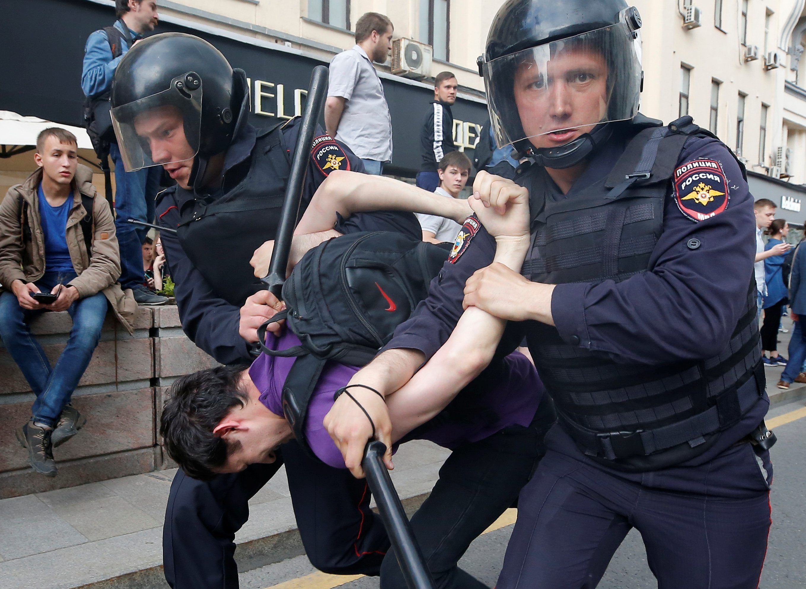 2017-06-12T134821Z_627480857_RC1F1CCBE810_RTRMADP_3_RUSSIA-OPPOSITION-PROTESTS