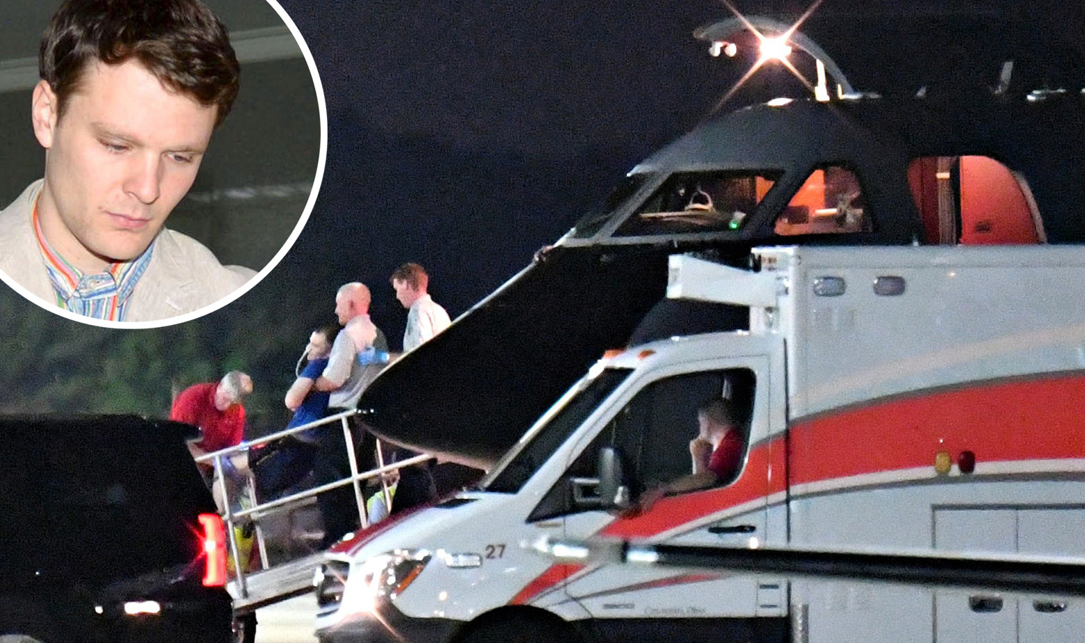 Prenošenje Otta Warmblera (u krugu) iz zrakoplova u vozilo hitne pomoći 