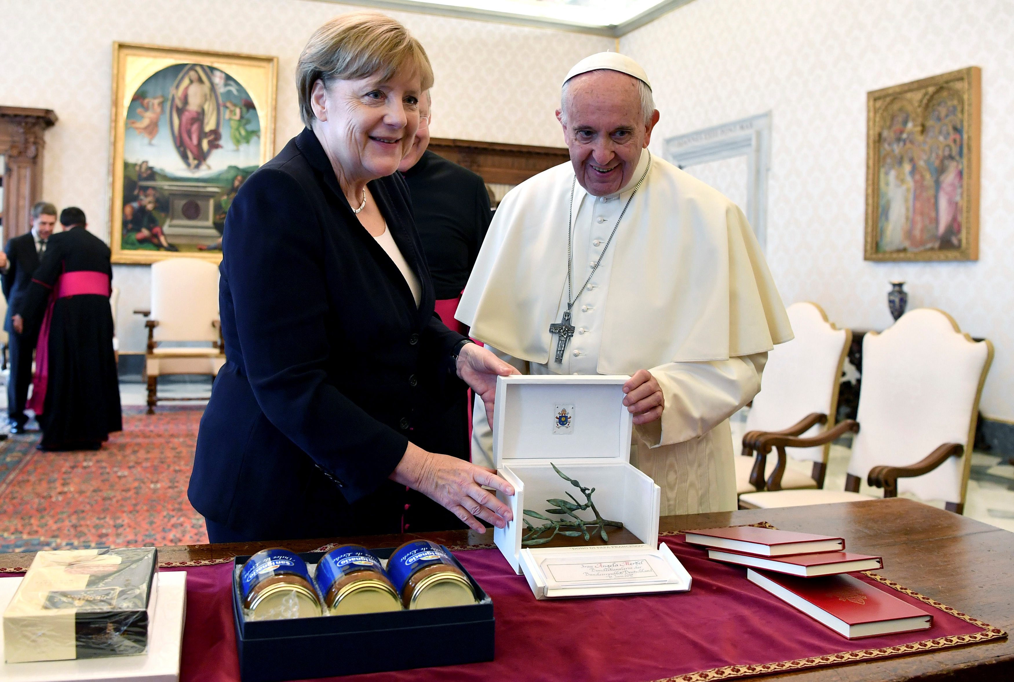 2017-06-17T103944Z_1287488909_RC196B2BD300_RTRMADP_3_POPE-MERKEL