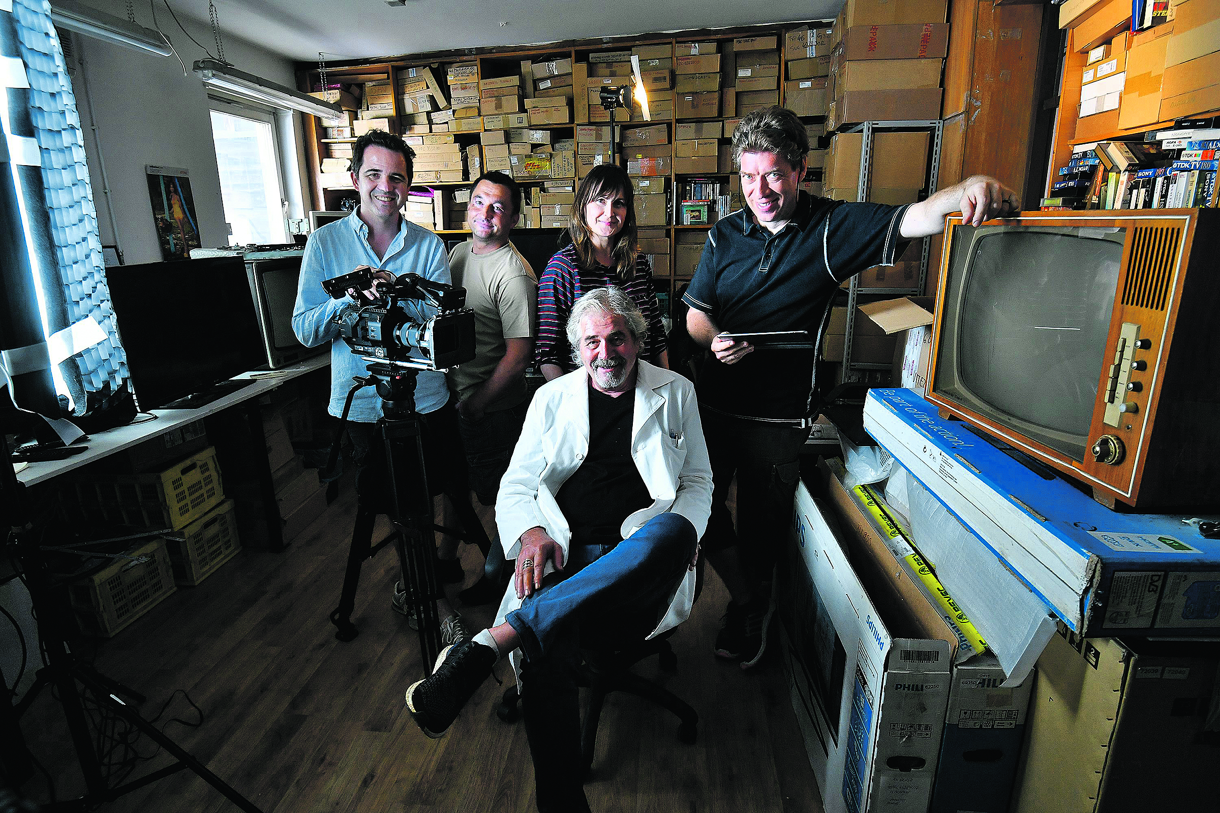 Đelo Hadžiselimović, jedan od najpopularnijih TV urednika (na slici u sredini), u filmu vodi razgovore sa 12 sugovornika, TV legendi, iz zagrebačkog TV servisa. Uz njega nagrađivana filmska ekipa - redatelj Ivan Goran Vitez (prvi zdesna), montažerka Antonija Mamić (u sredini), tonski snimatelj Tomica Mladić (u sredini) i direktor fotografije Lutvo Mekić