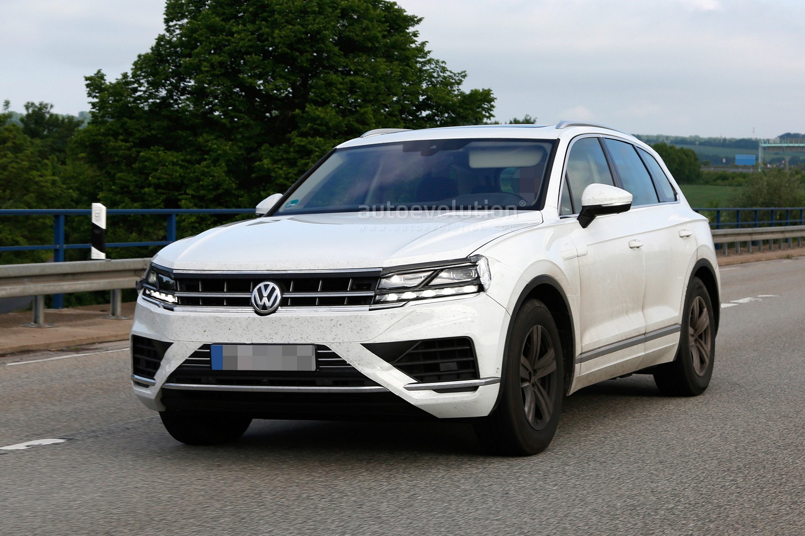 2018-volkswagen-touareg-spied-almost-undisguised-118289_1