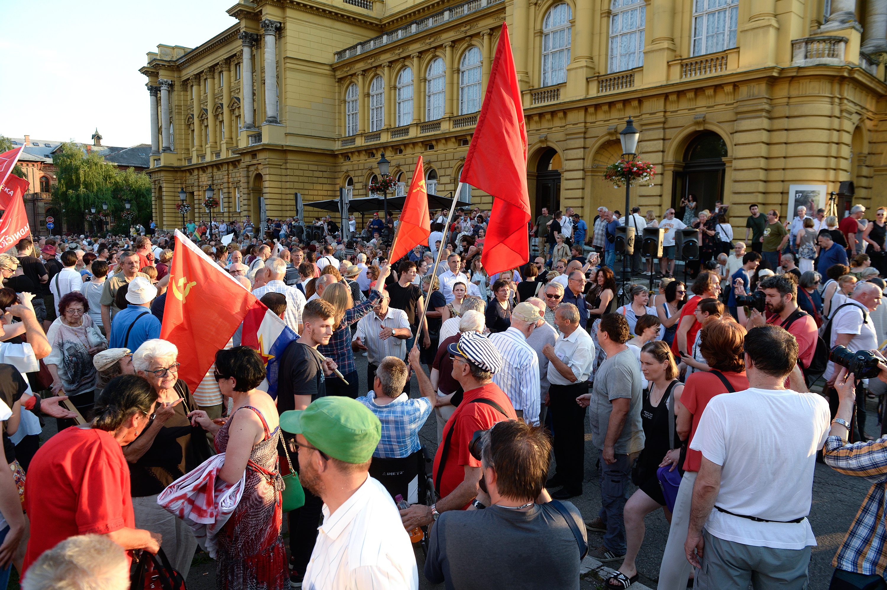 Prosvjed pobornika sadašnjeg naziva trga, arhiva