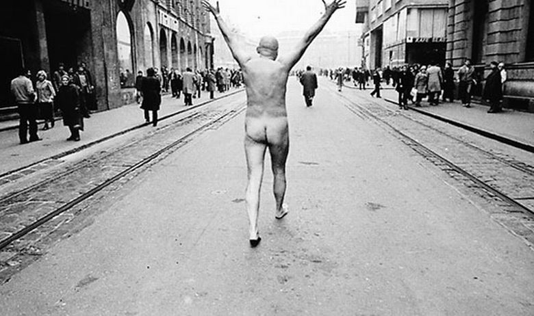 Tom Gotovac tijekom izvođenja performansa 'Volim Zagreb' iz 1981. godine