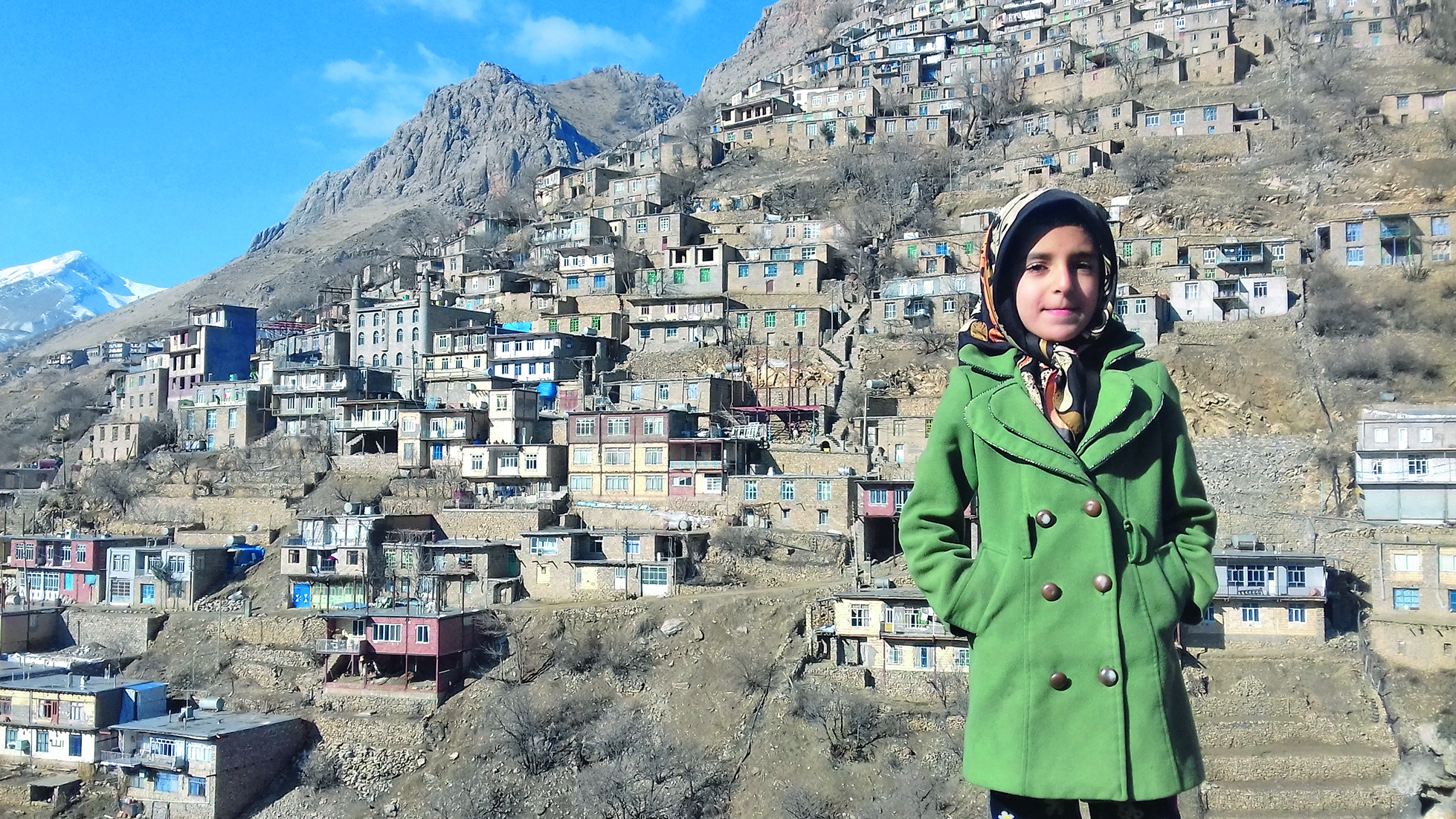 Djevojčica ispred Uramana Takhta, tipičnog kurdskog sela