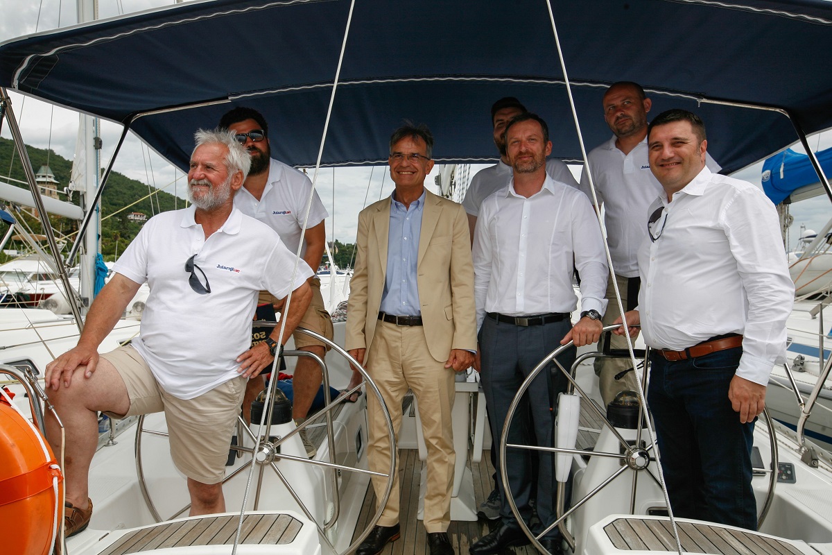 Ministar turizma obišao je ACI marinu i brod Nautičke patrole Jutarnjeg lista prije svoje turneje preko cijelog Jadrana. Na fotografiji su Mladen Gerovac, Tomislav Juranović, Gari Cappelli, Kristijan Pavić, Damjan Raknić, Željko Hajdinjak i Goran Ogurlić