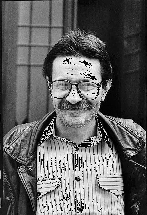 Dario Džamonja na ratnoj fotografiji Milomira Kovačevića Strašnog, izloženoj na velikoj Kovačevićevoj izložbi u sarajevskoj Umjetničkoj galeriji BiH, zajedno s fotografijama drugih pisaca koji su provodili rat u Sarajevu