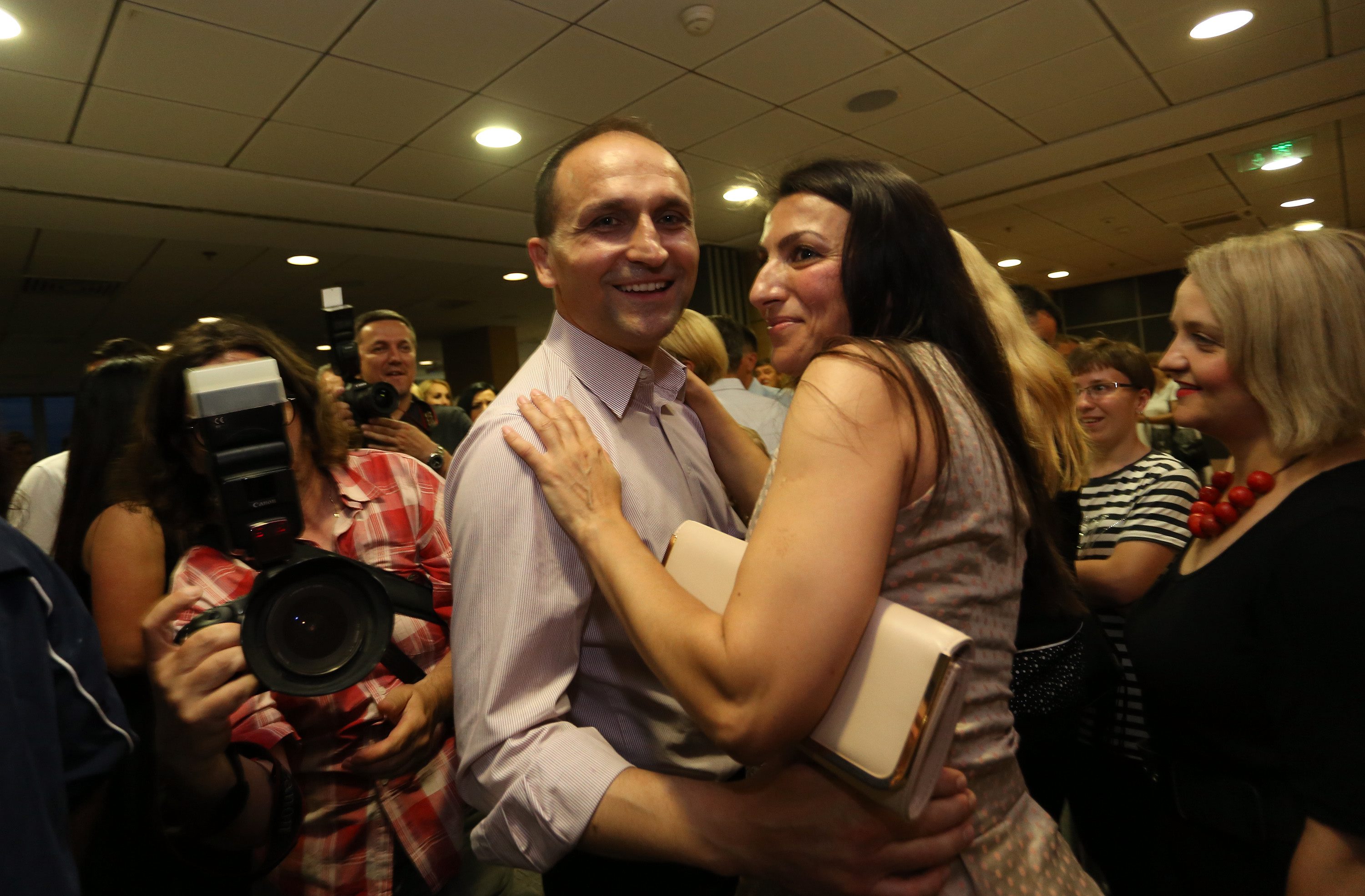 Ivan Anušić (na fotografiji sa suprugom) vratio je HDZ na vlast u županiji nakon 12 godina. U njegov  izborni stožer došli su mu čestitati i emisari HDSSB-a...