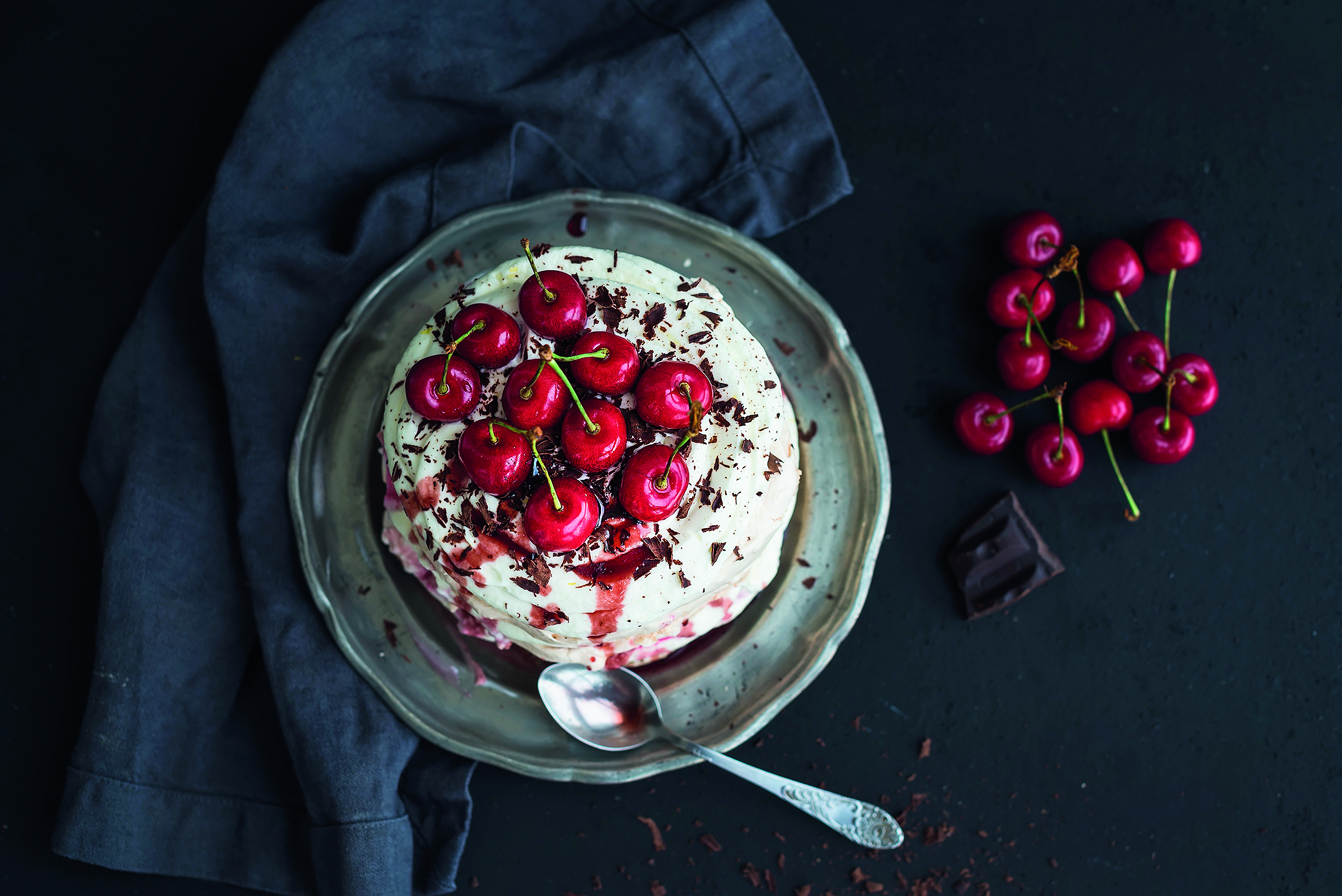 Pavlova-s-tresnjama-shutterstock-291692207