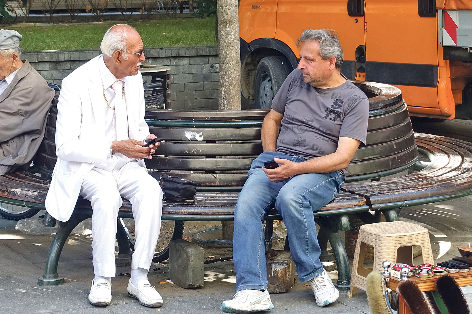 Ovaj tip gospode, ostarjeli Rudolf Valentino, Ibrahim Ferrer u savršenom bijelom odijelu, ako je u Zagrebu ikad i postojao, otišao je iz grada u posljednjim transportima za Auschwitz