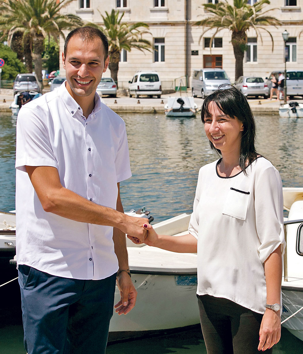 Iako su se za fotografiranje srdačno rukovali, Antonio Škarpa i Mihaela Petrić nastavljaju bespoštednu bitku, a kandidatkinja HDZ-a najavila je i da će zbog rezultata u drugom krugu uložiti prigovor DIP-u