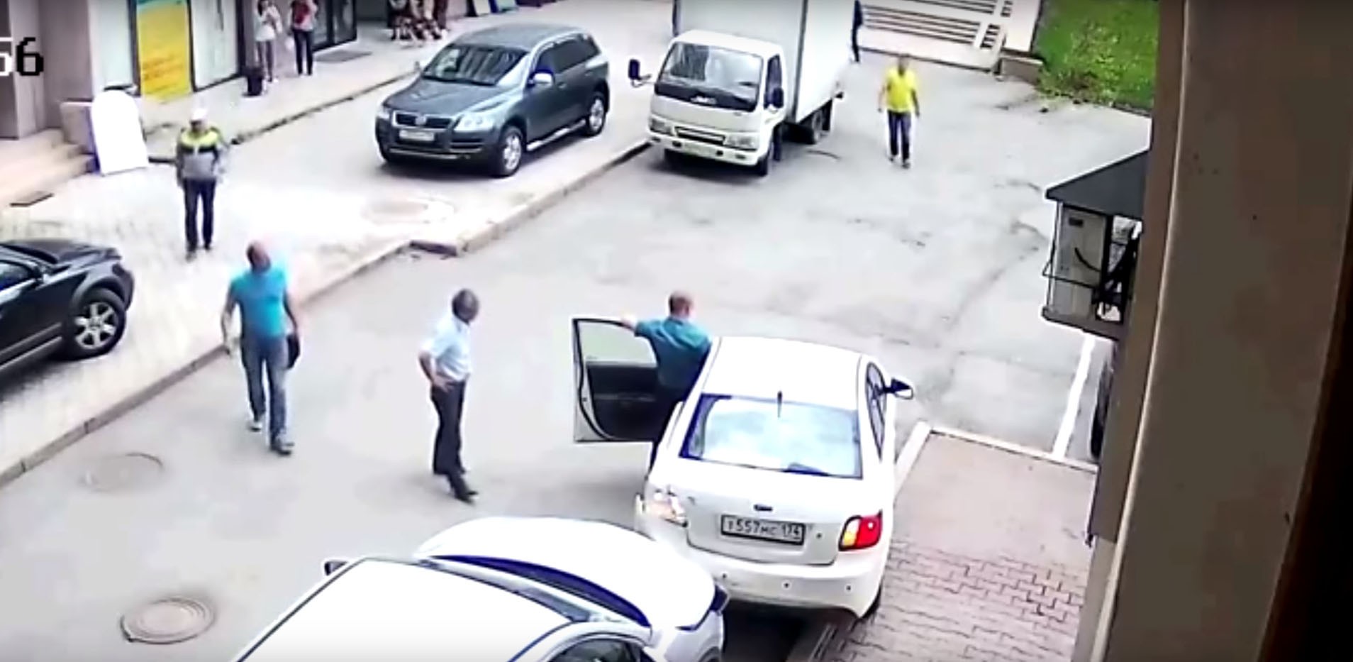 there-are-botched-parking-jobs-and-then-there-s-this-old-lady-s-attempt_2