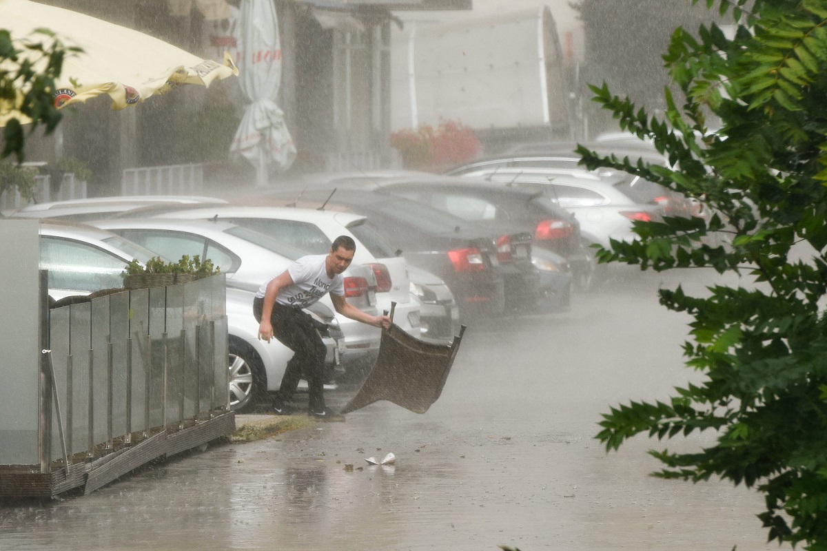 Nakon nekoliko dana velike vrućine, ostat će toplo, no bit će pljuskova i grmljavine diljem zemlje
