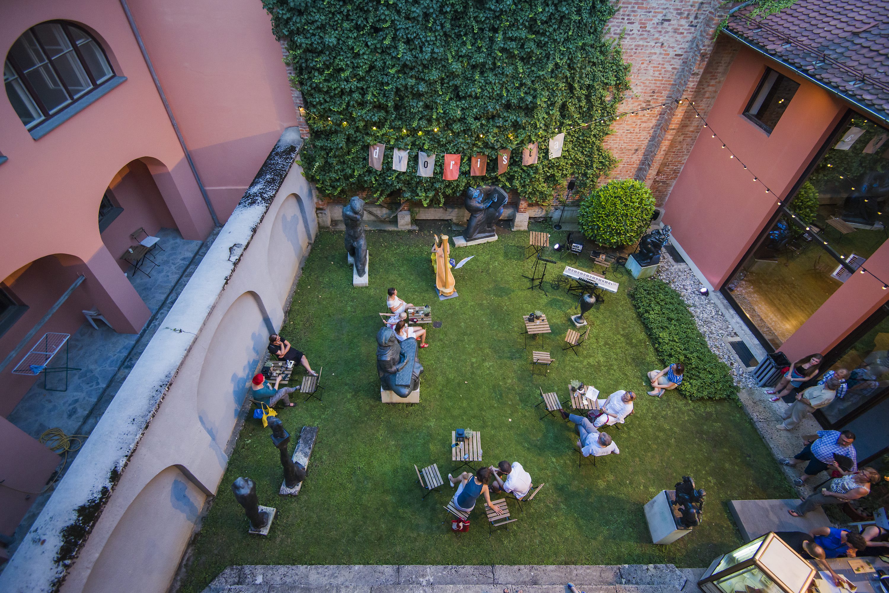 cover gornjogradska_dvorista24-17