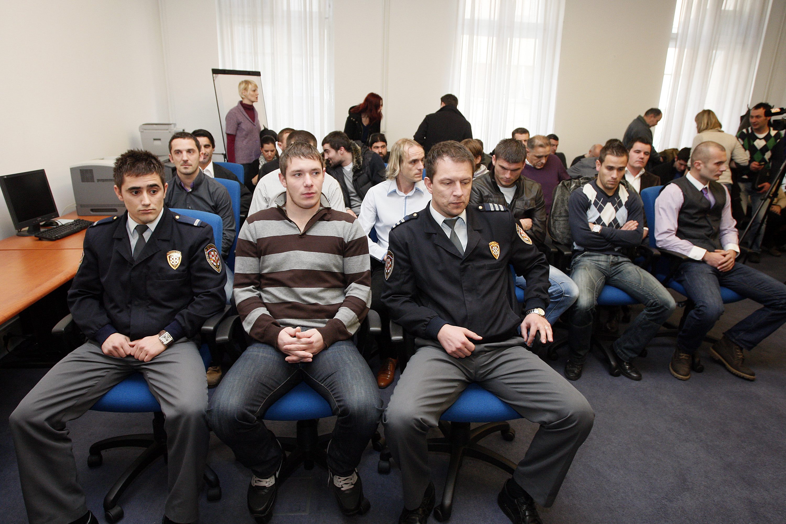 Na slici: Dario Šušak (prugasta majica).