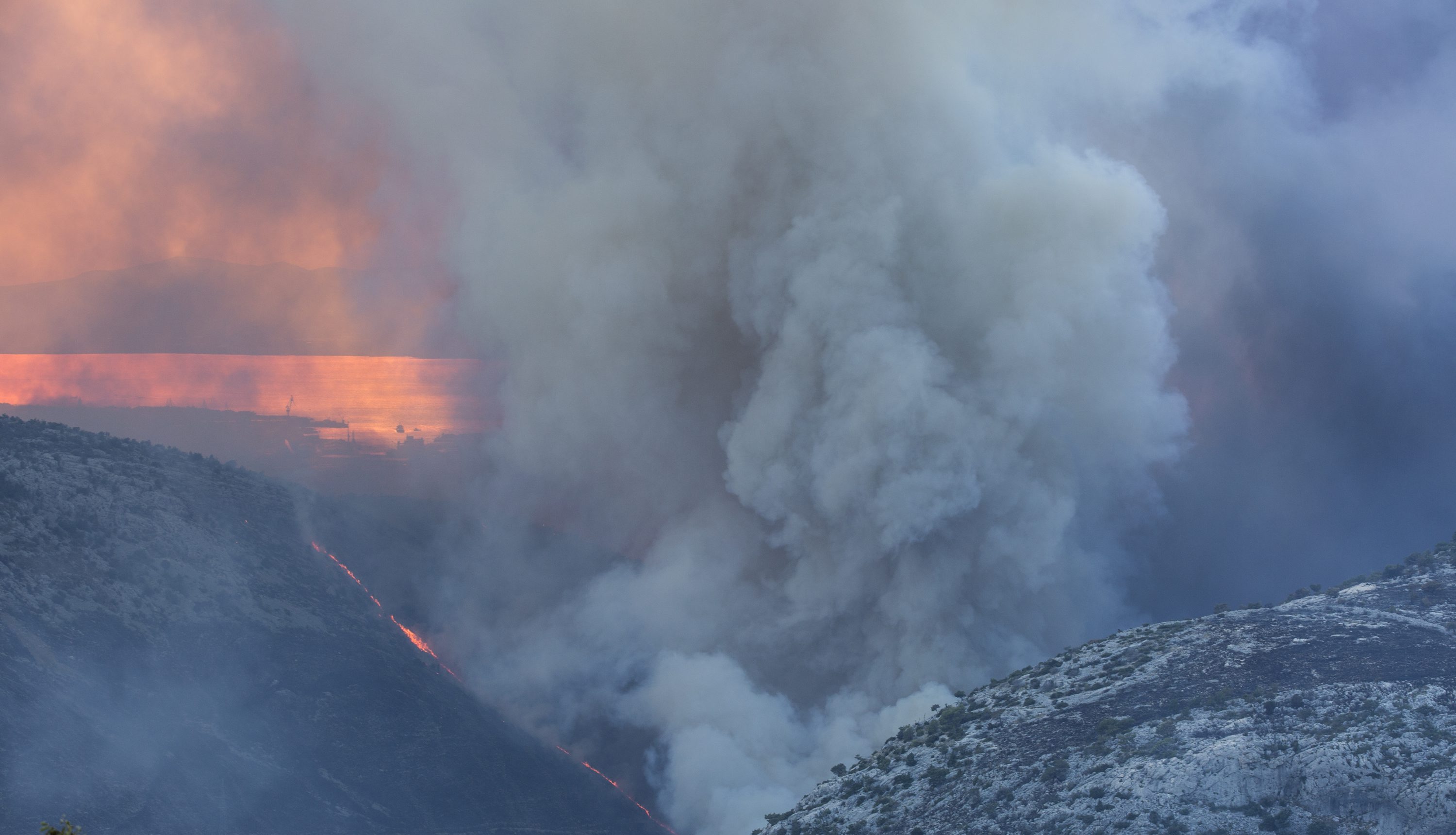 požar se u poslijepodnevnim satima proširio prema Žrnovnici