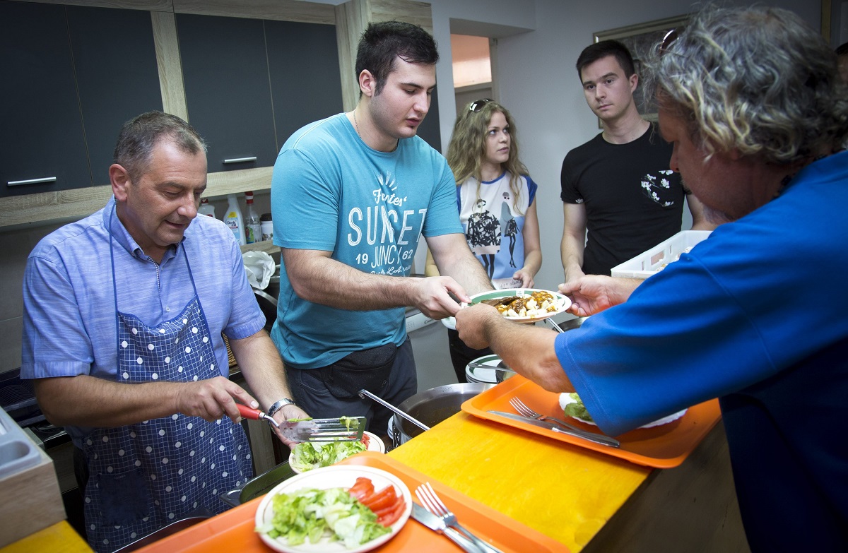 (Split, rujan 2016.) Ravnatelj SC-a u Splitu Stenko Dell'orco sa studentima i volonterima dijeli ručak beskućnicima.
