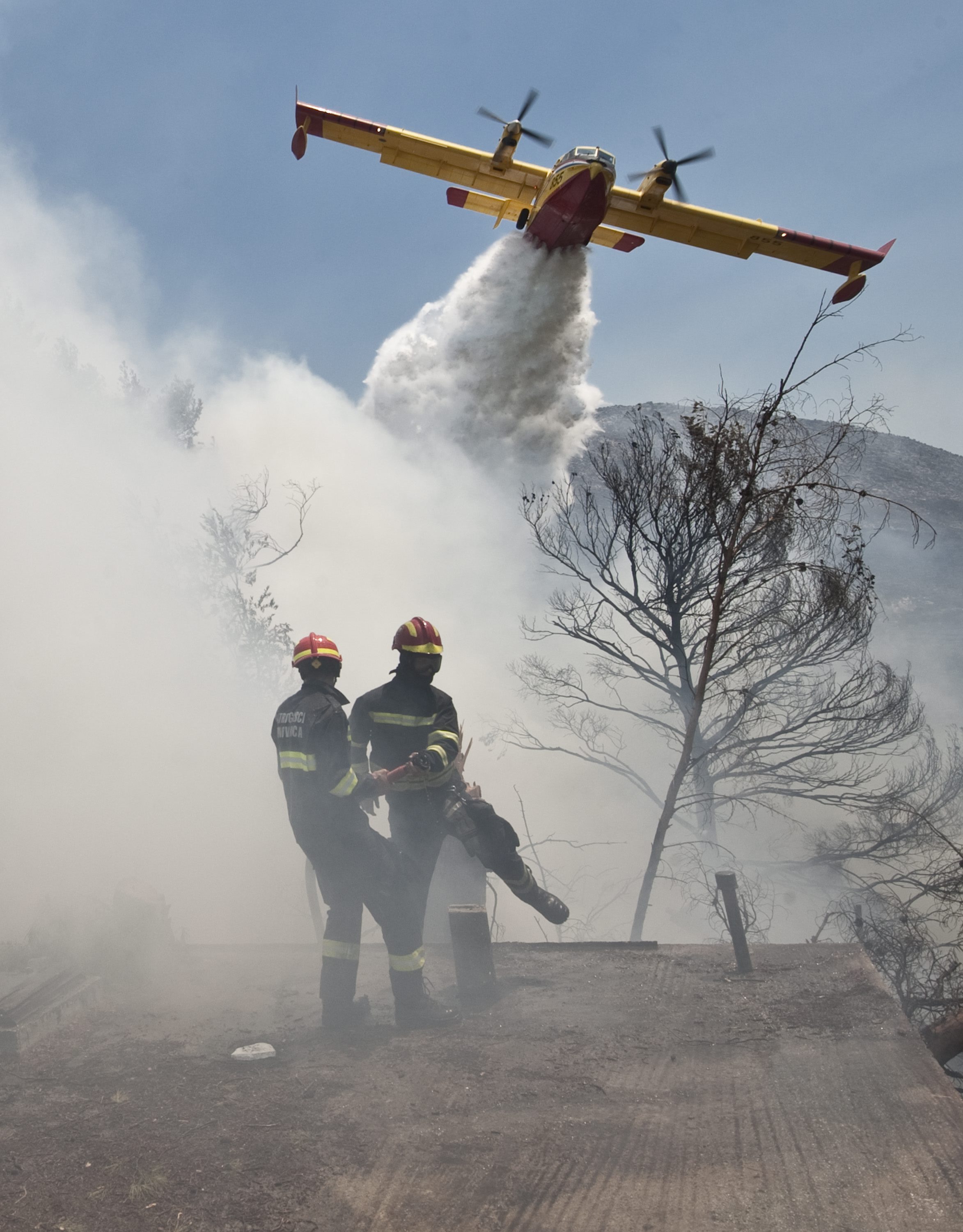 Joško Ponoš, CROPIX. Lokacija: Srinjine. Požar koji je planuo u Tugarima zahvatio je područje do rubnih djelova grada Splita.