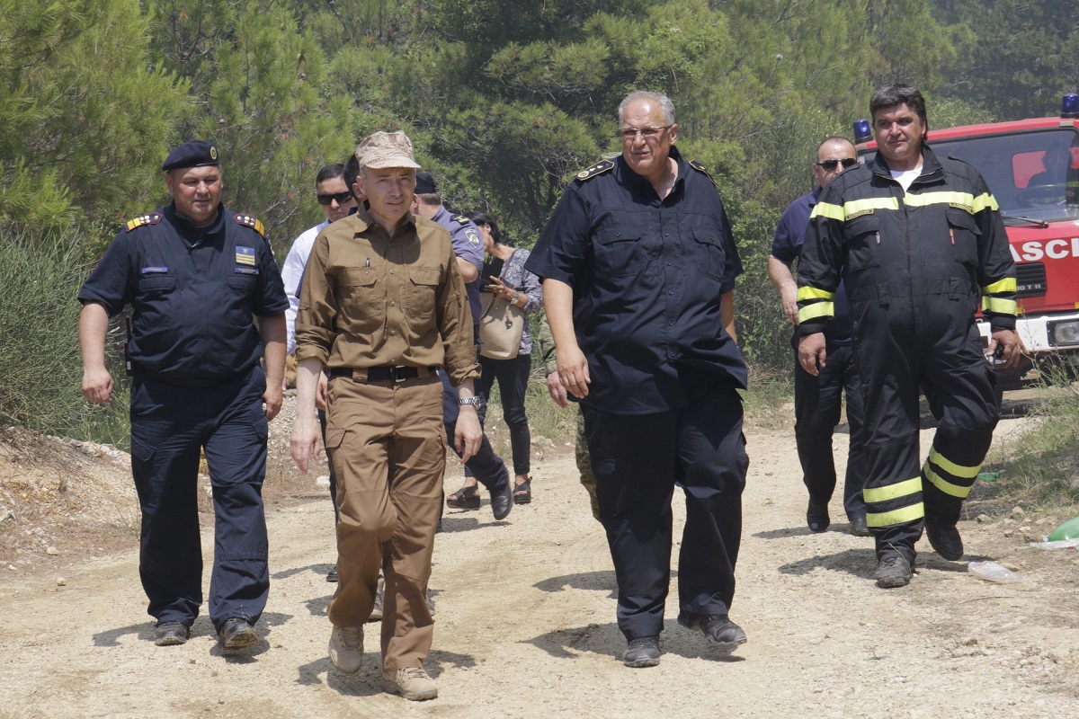 Na fotografiji je Slavko Tucaković lijevo, dok su požarišta u Makarskoj u utorak posjetili Damir Krstičević, županijski vatrogasni zapovjednik Dražen Glavina (desno)