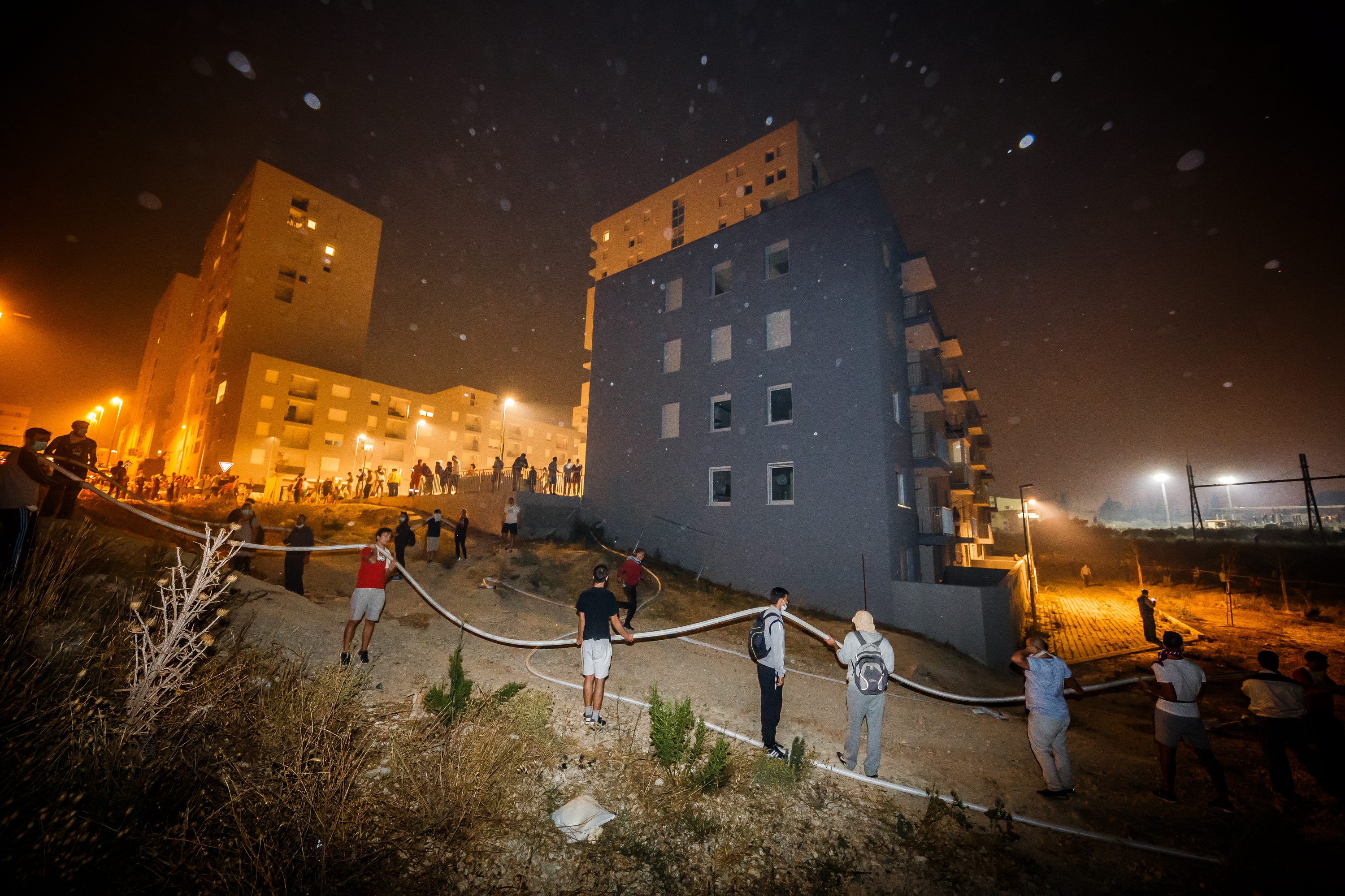 građani od požara brane svoje kuće u kvartu Kila