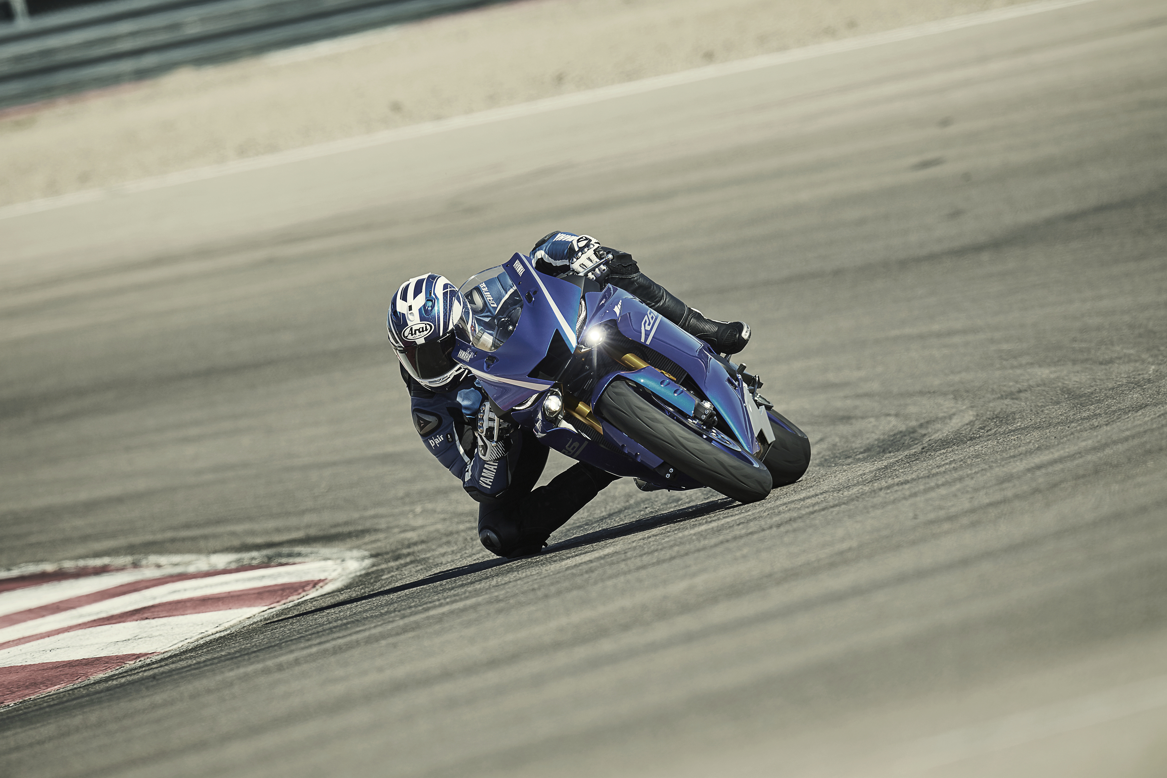 2017_YAM_YZF600R6_EU_DPBMCRB_ACT_001