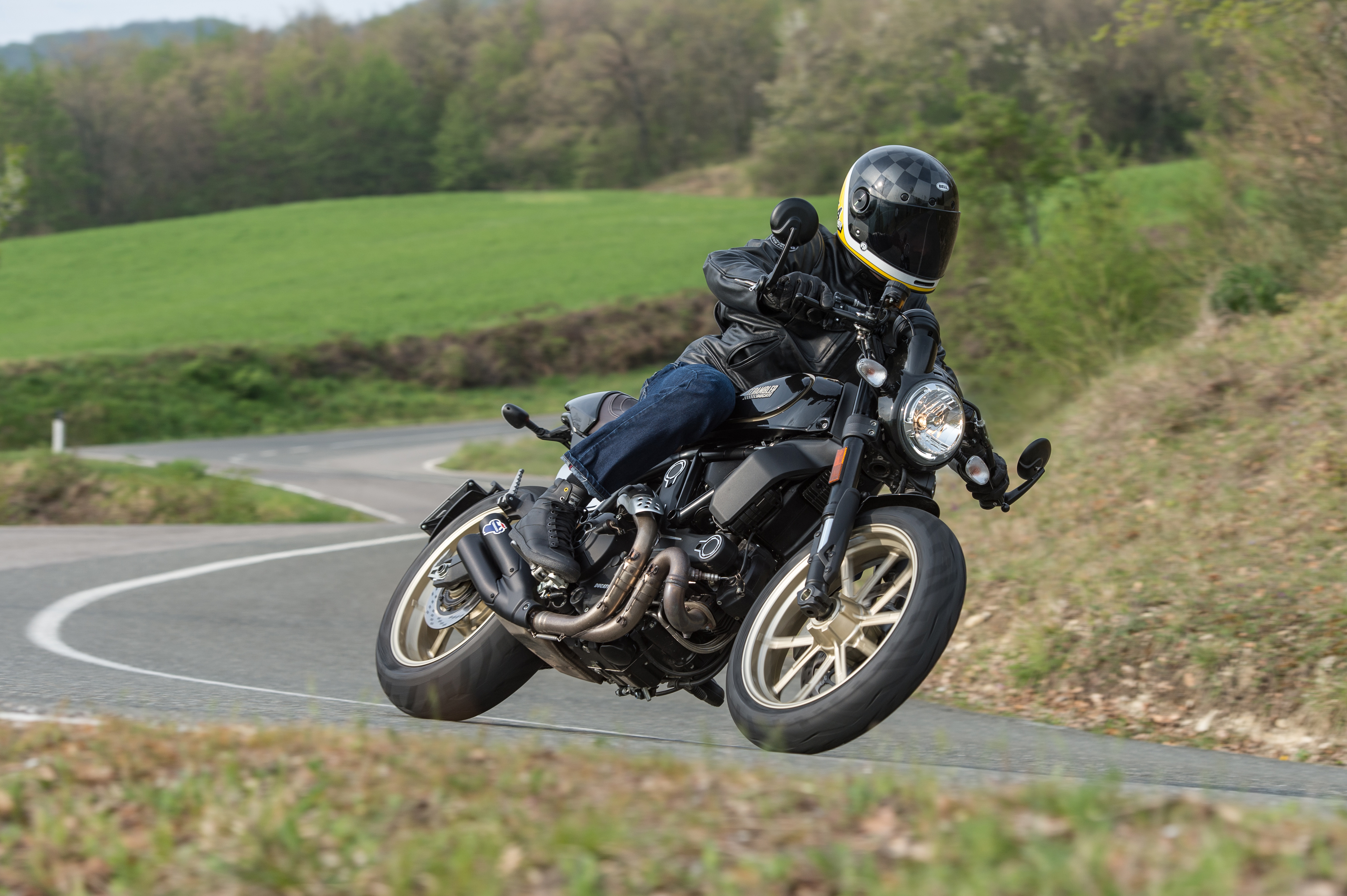 6-Cafä Racer Action 17