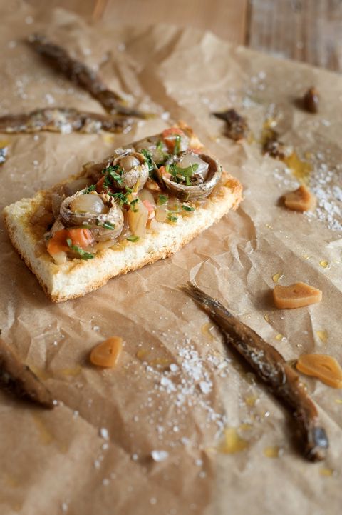 Bruschetta s chutneyjem od luka, slanih inćuna i ukiseljene lučice