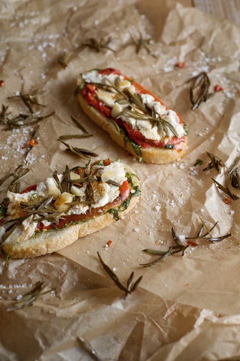 Bruschetta s paštetom od bakalara, pačenih paprika i ukiseljenog motara