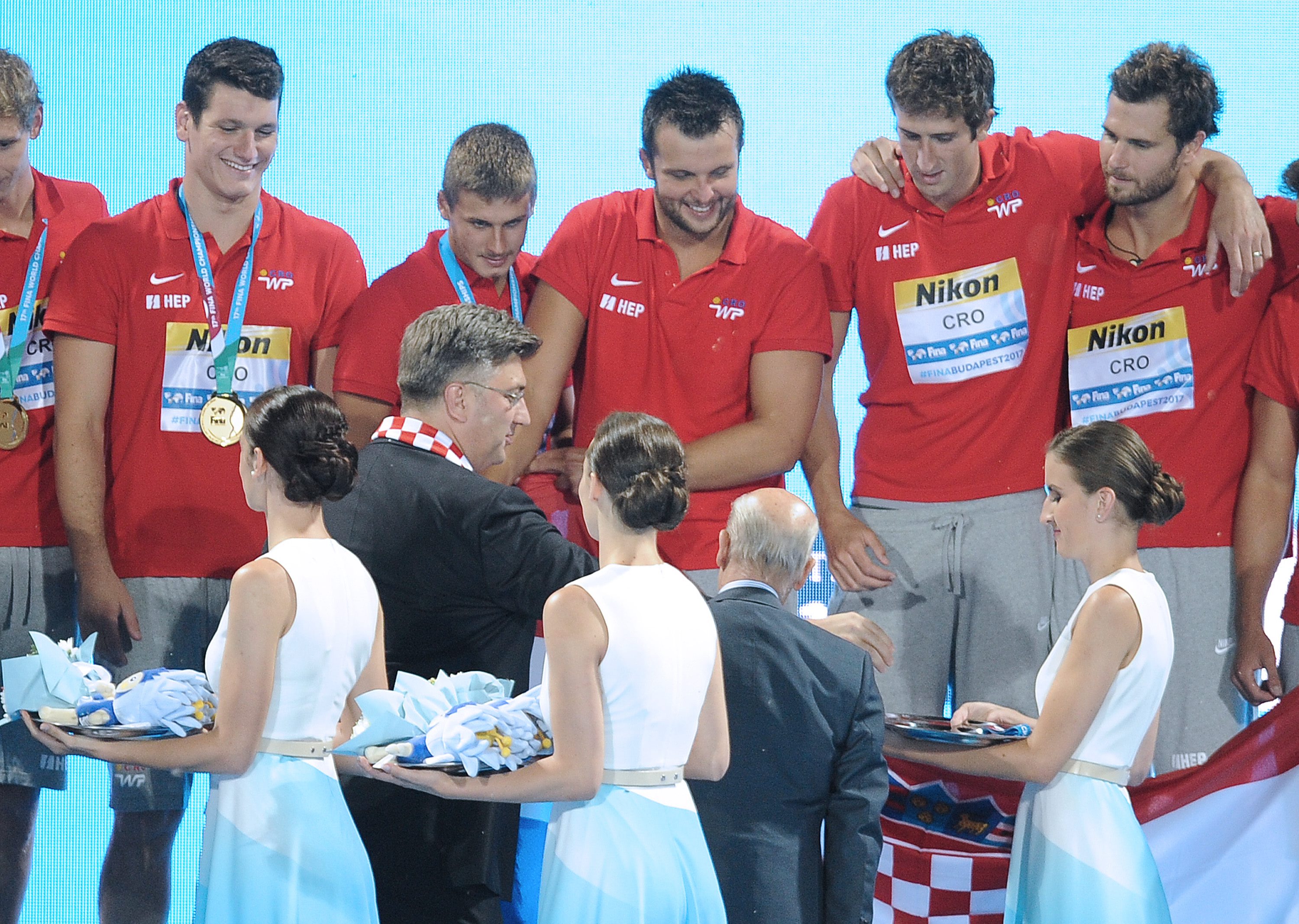 Andrej Plenković dodjeljuje zlatne medalje hrvatskim vaterpolistima nakon finalne utakmice u Budimpešti