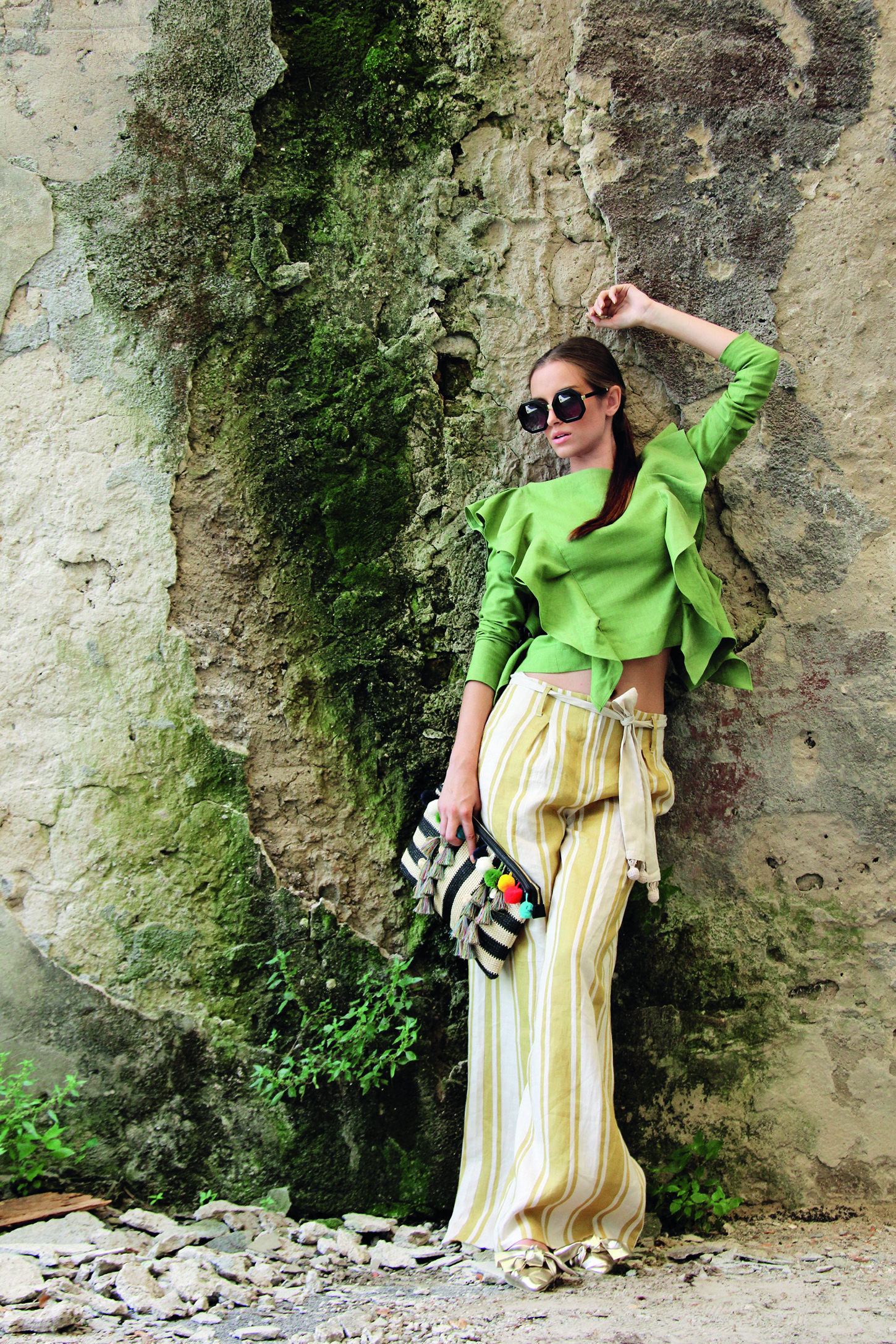 Lanena bluza Lore (800 kn); Hlače Max&Co. (800 kn); Slamnata torba Aldo (299 kn), Gossip natikače od eko kože Shoebox (159,99 kn); Sunčane naočale Ruth (89 kn)